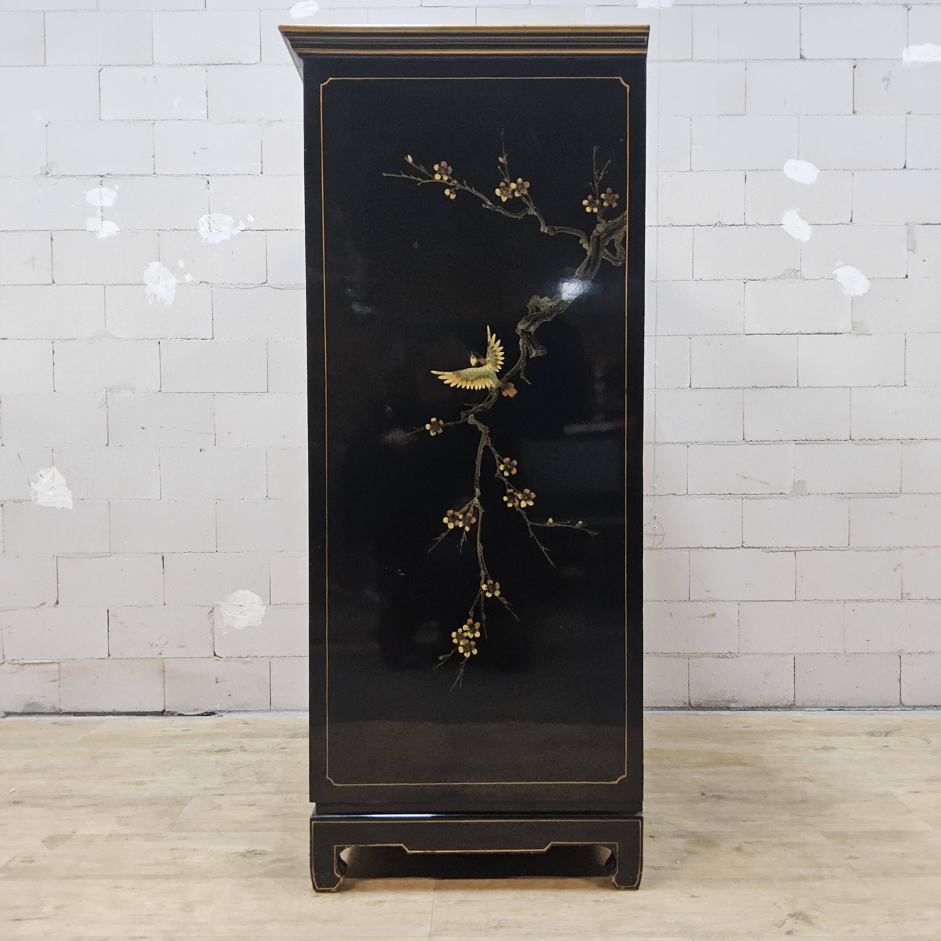 Cabinet vintage chinois laqué noir avec oiseaux et fleurs bohème