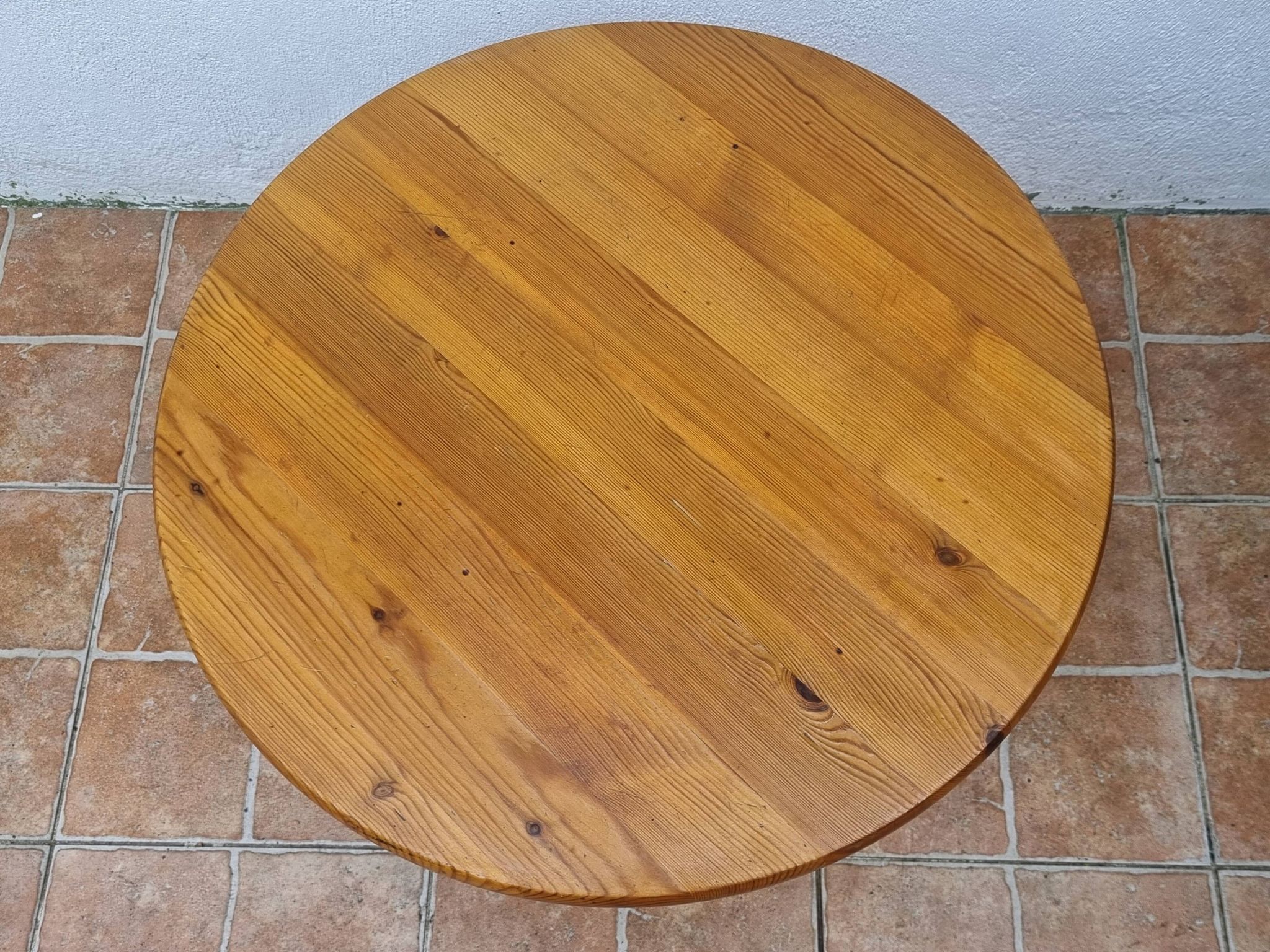 Scandinavian coffee table in solid pine with tripod legs in Swedish chalet style.