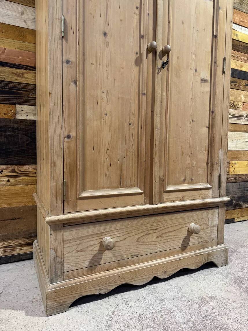 Red fir wardrobe - Compact & Authentic format