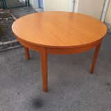 Table scandinave