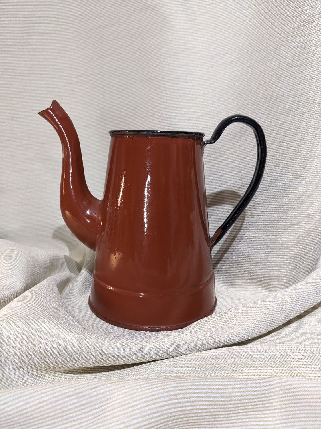 Enameled carafe