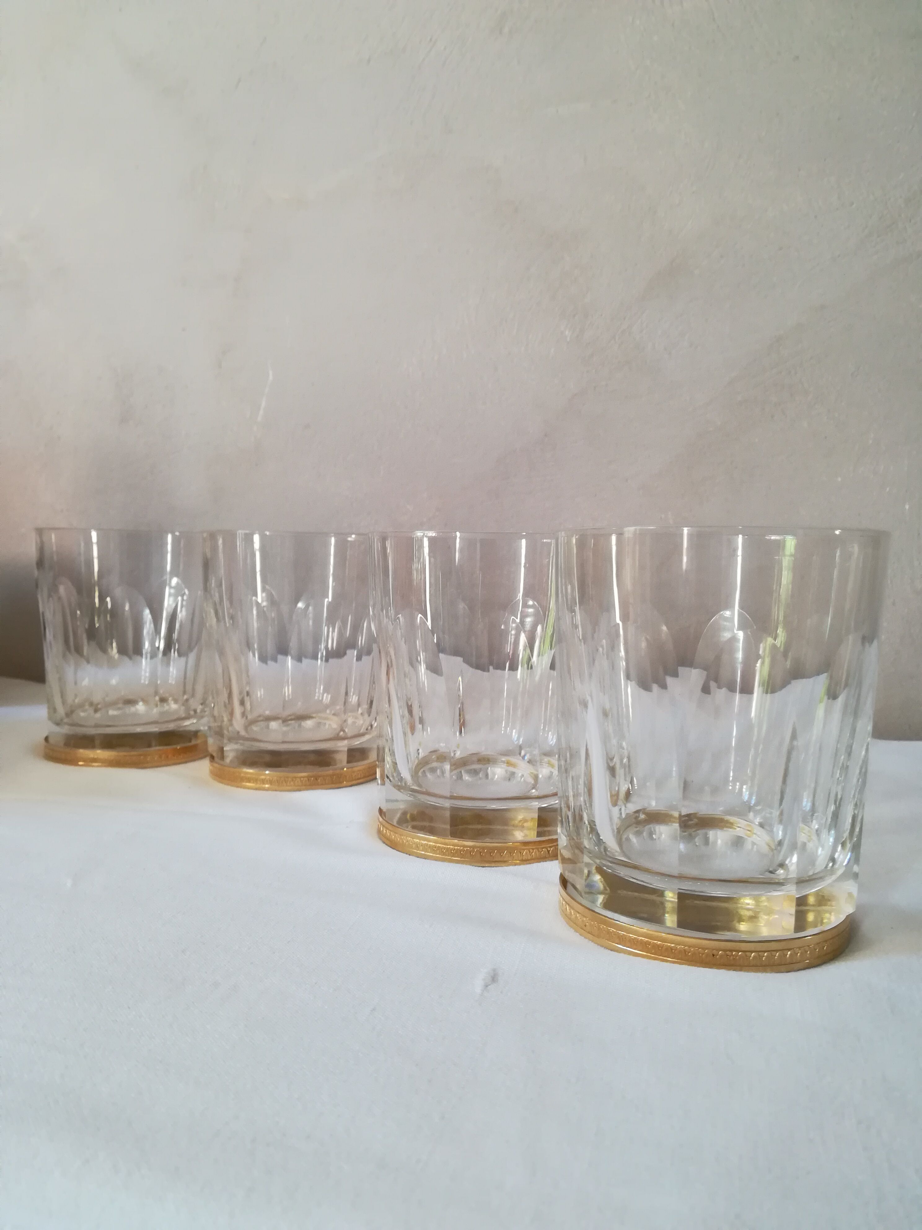 4 crystal whiskey glasses on gold frame