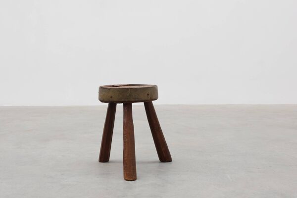 Tabouret tripode brutaliste en chêne massif et métal, France années 1850