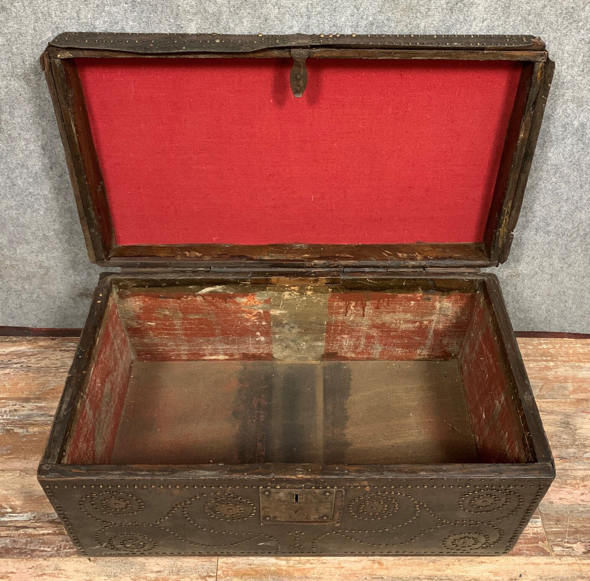 Carriage chest period 18th century in studded leather around 1750
