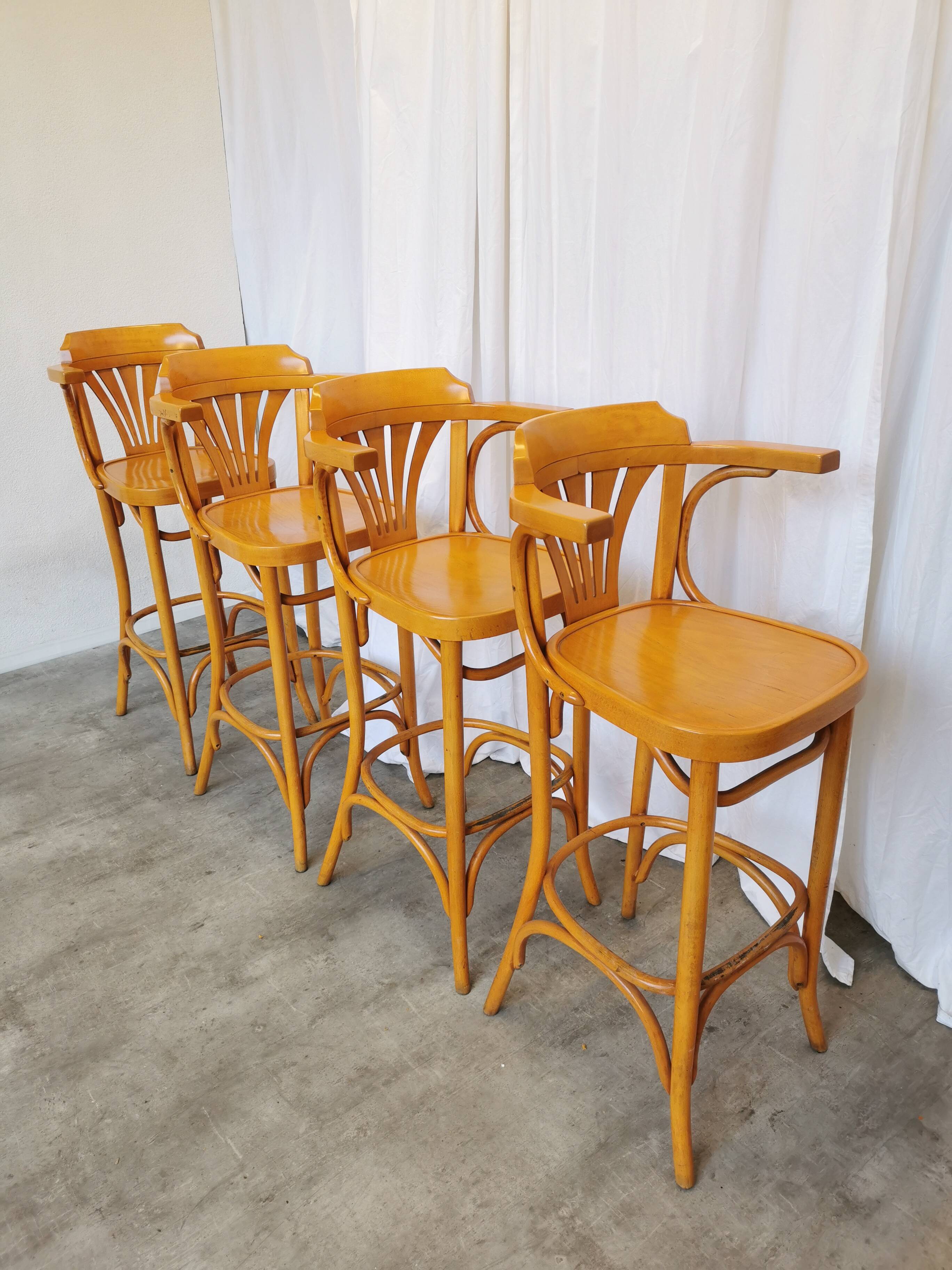 Ensemble de 4 chaises hautes de bar vintage en bois courbé avec accoudoirs / Couleur bois naturel