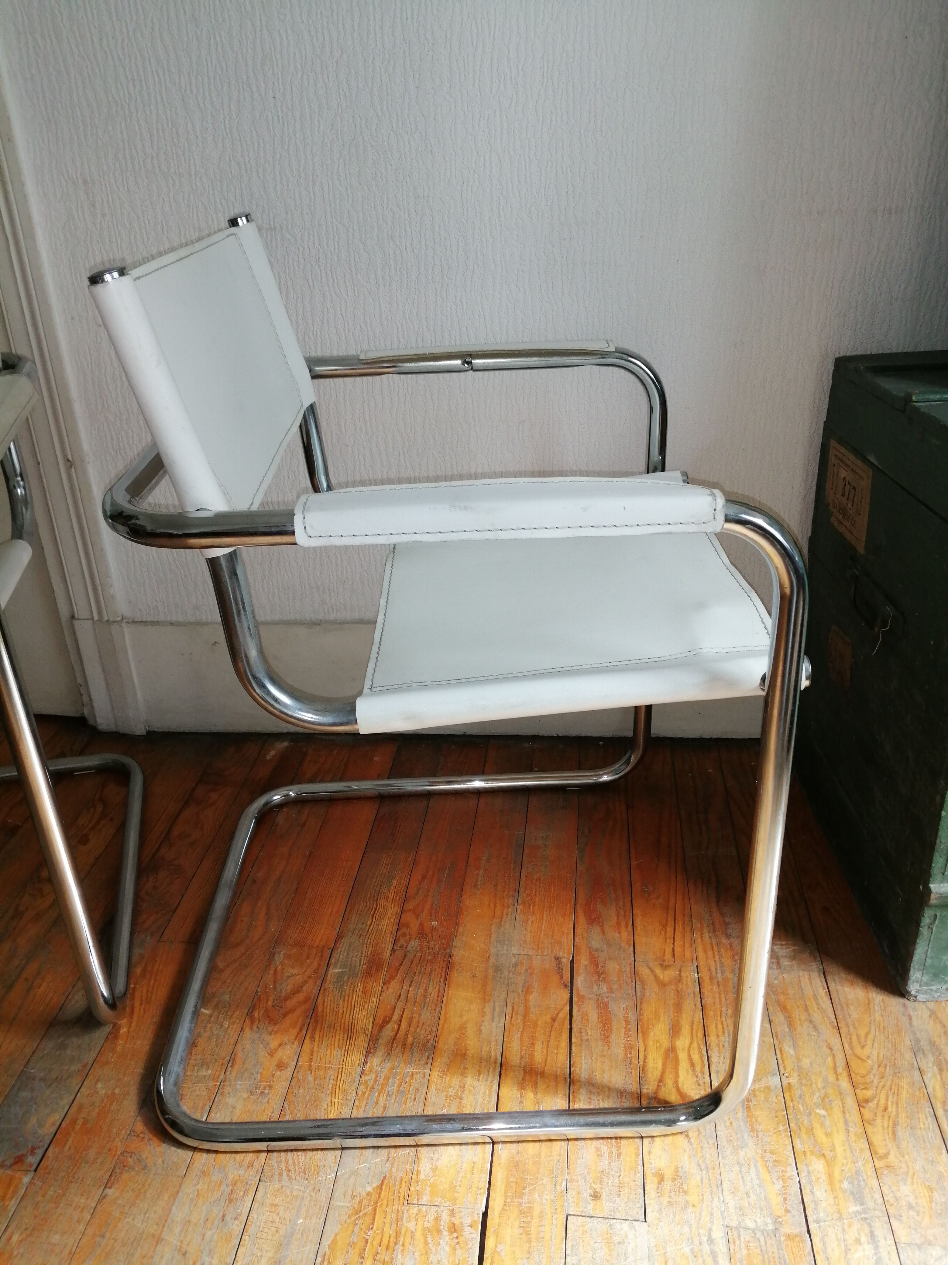 Paire de fauteuils des années 70