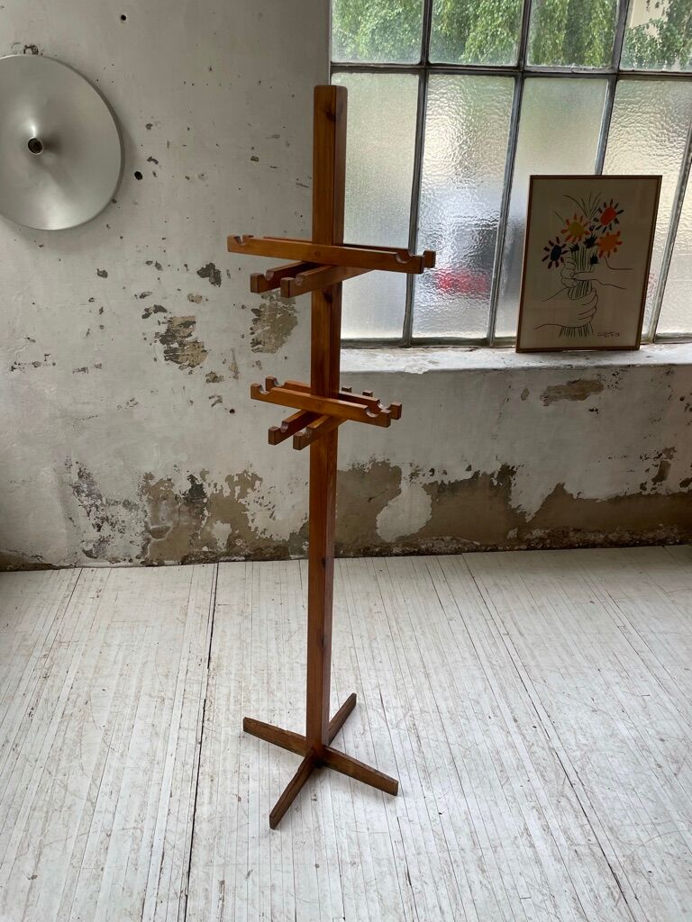 Patère wears pine coat 70