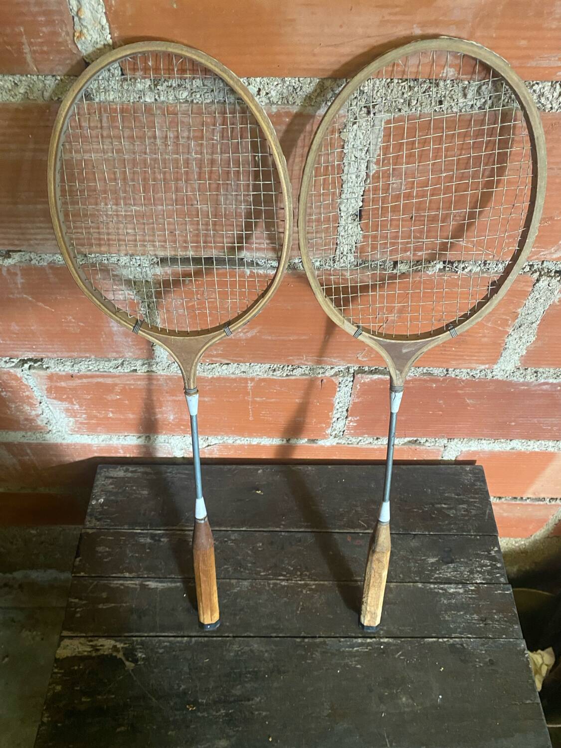 Paire de raquettes de tennis anciennes en bois et métal, années 50