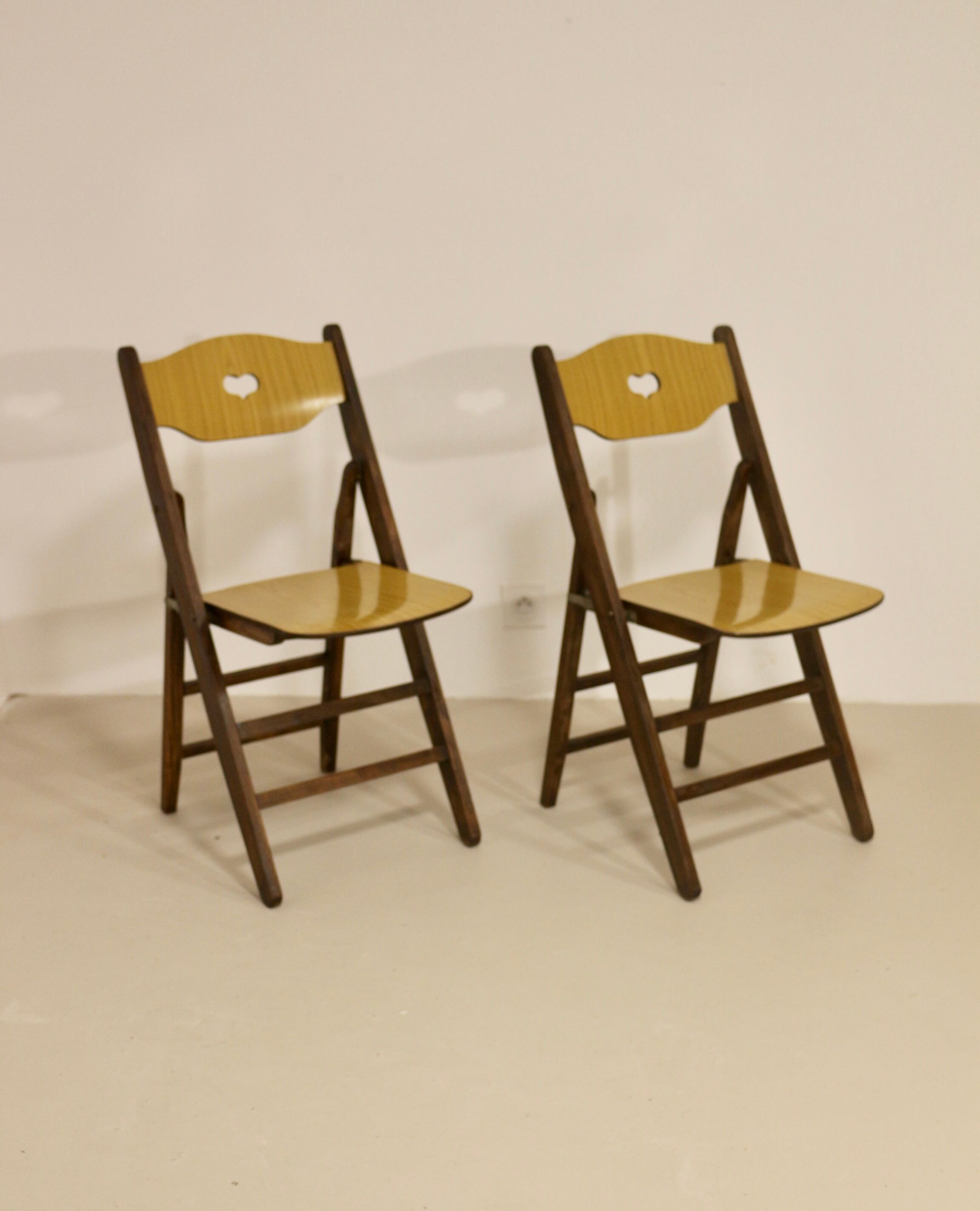 Pair of vintage folding chairs year 50 sculpted backrest.