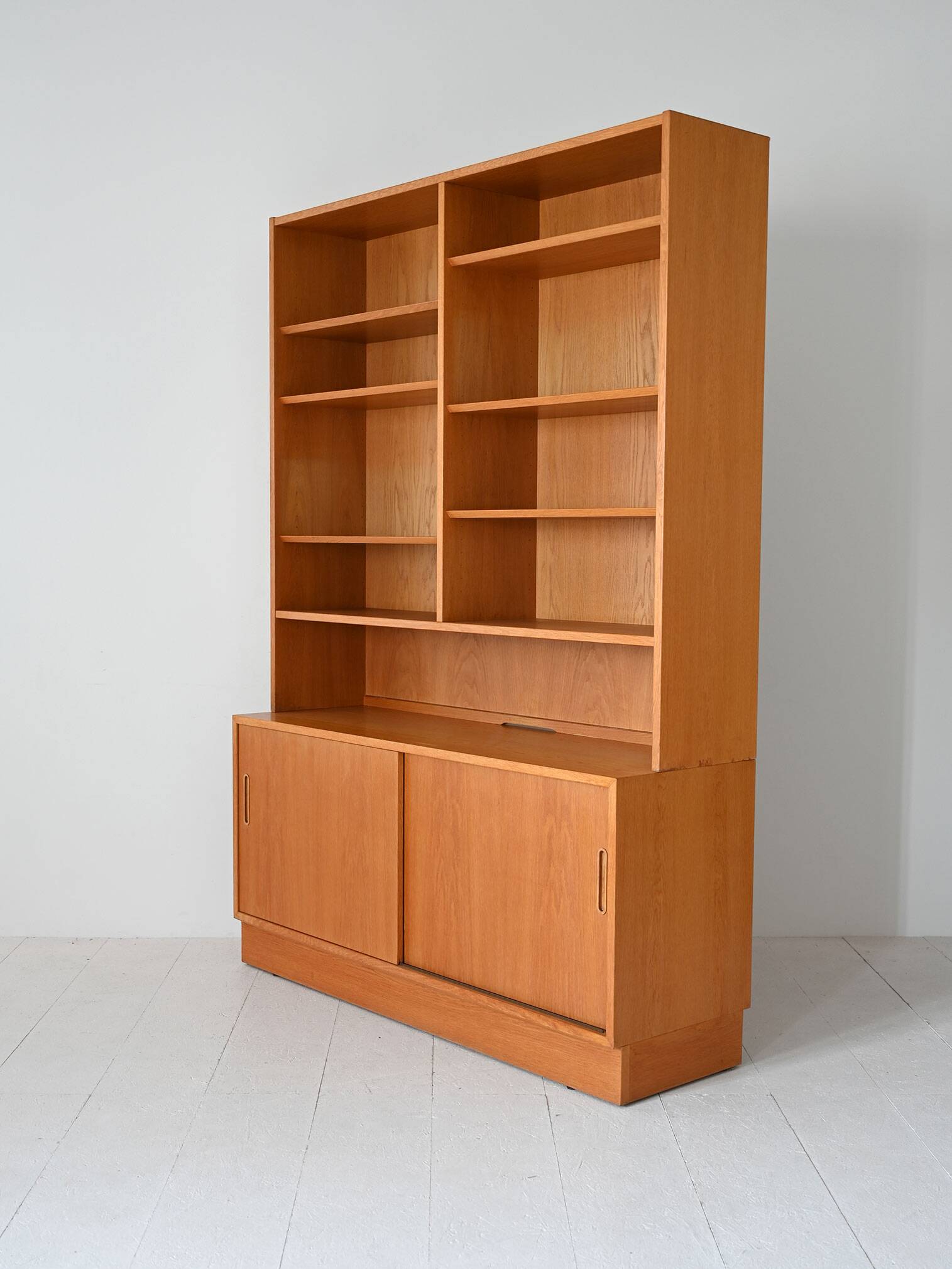 Bibliothèque scandinave avec compartiment de rangement