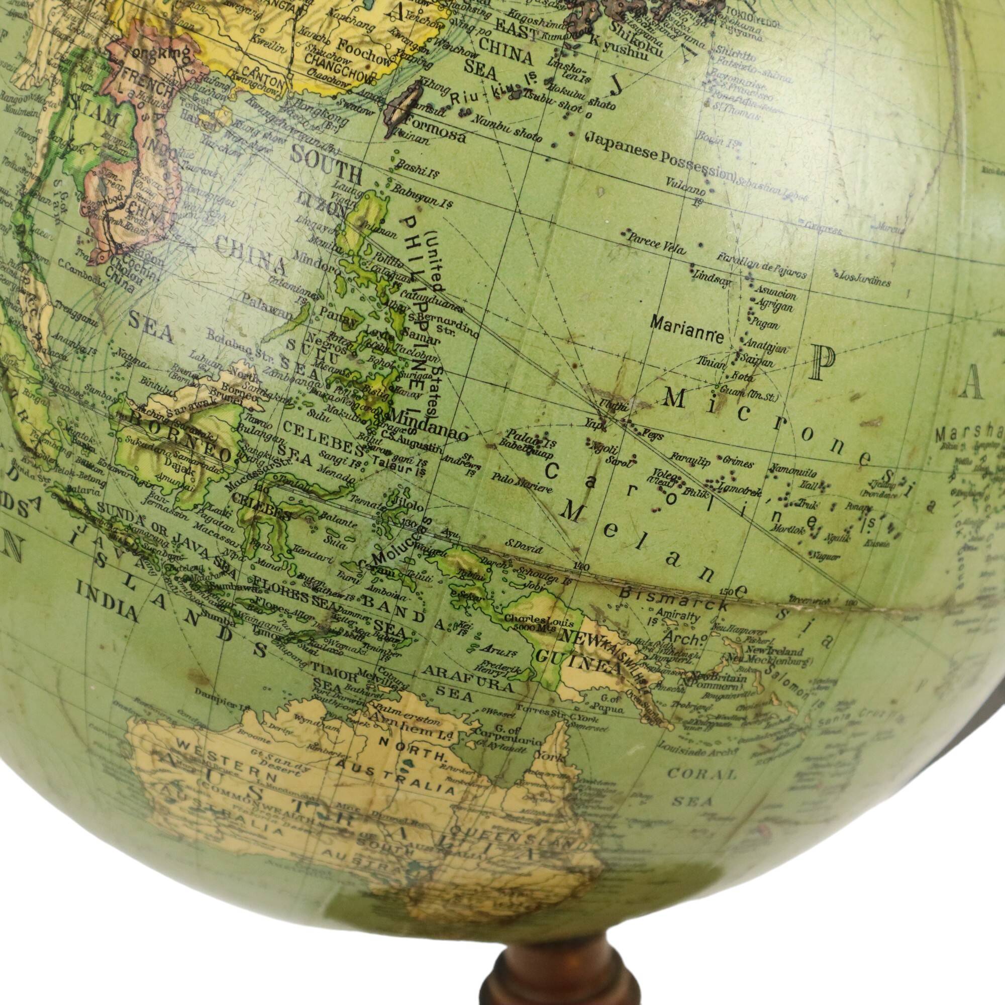 Globe terrestre vintage avec boussole sur socle en chêne, datant des années 1940.