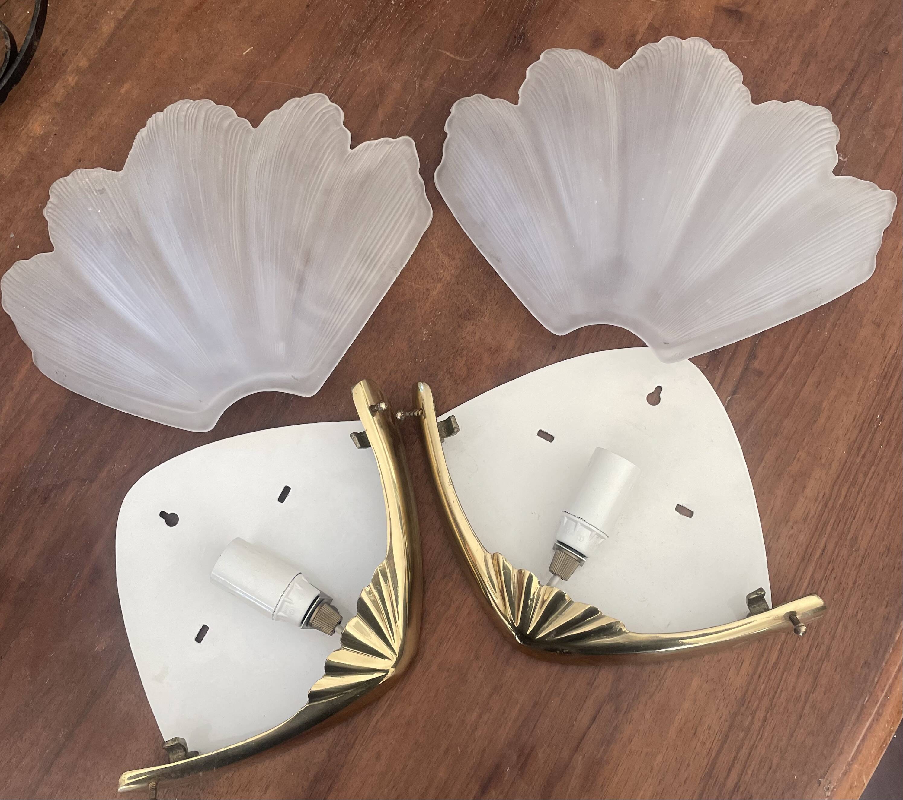 Paire d’appliques vintage en verre dépoli et laiton