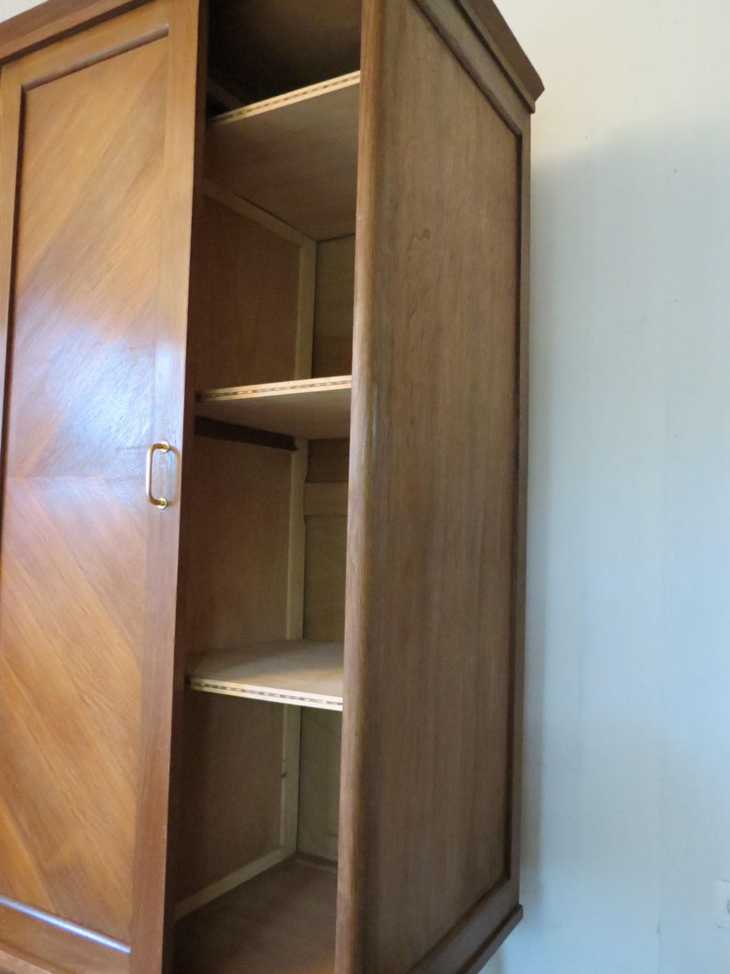 Walk-in wardrobe with sliding doors from the 1950s