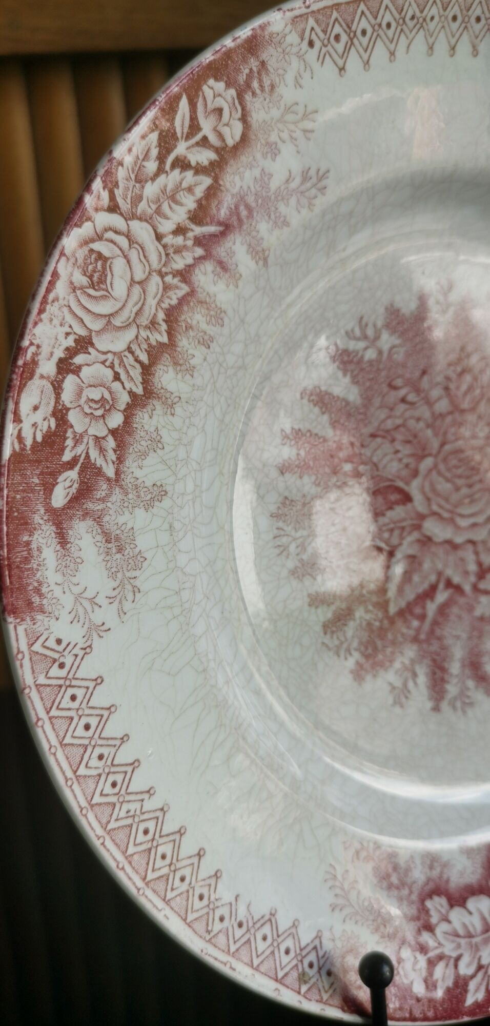2 anciennes assiettes plates à fleurs rose poinçonner terre de fer hamage st amand "jardinière"