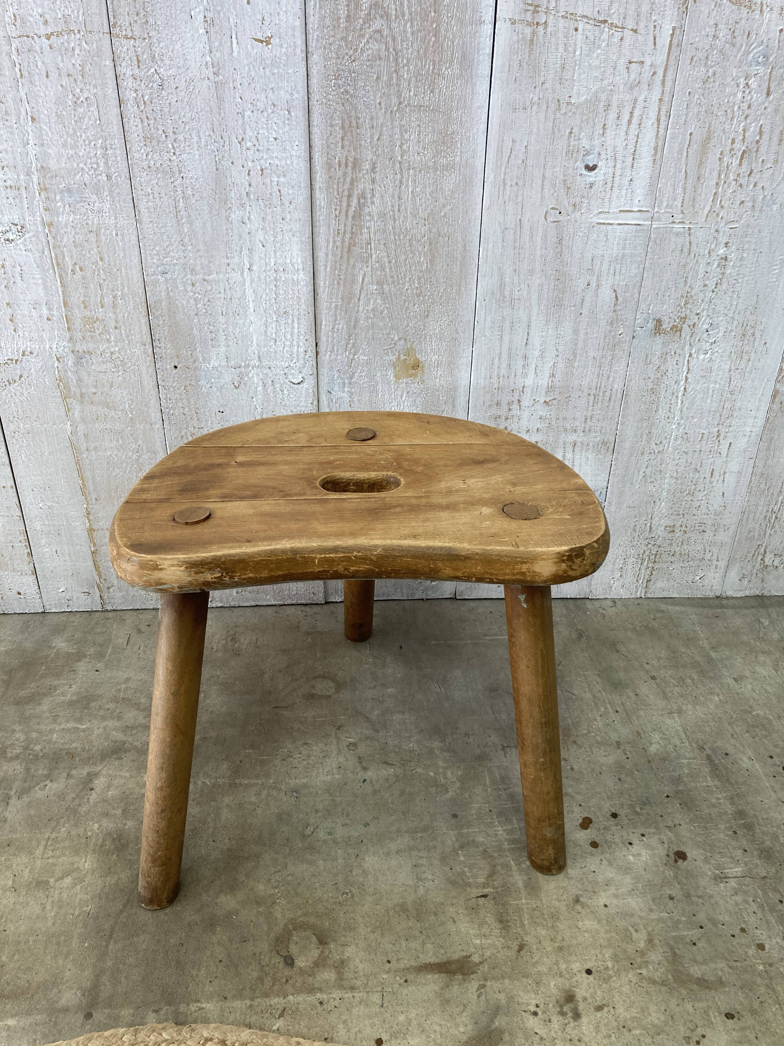 Tripod farm stool