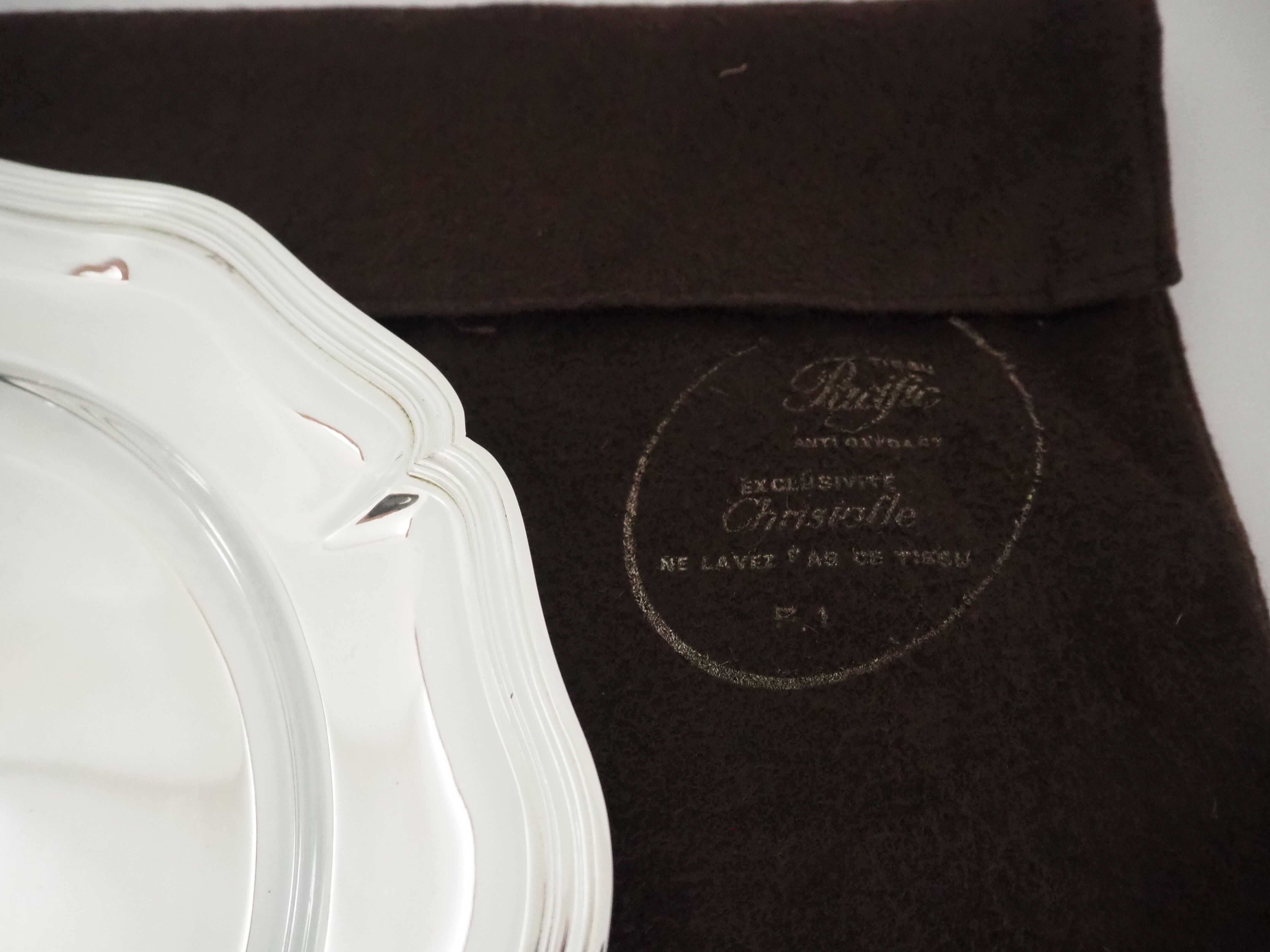 Round plate, Chinon collection with gold trim, Christofle, and its protective felt pouch.