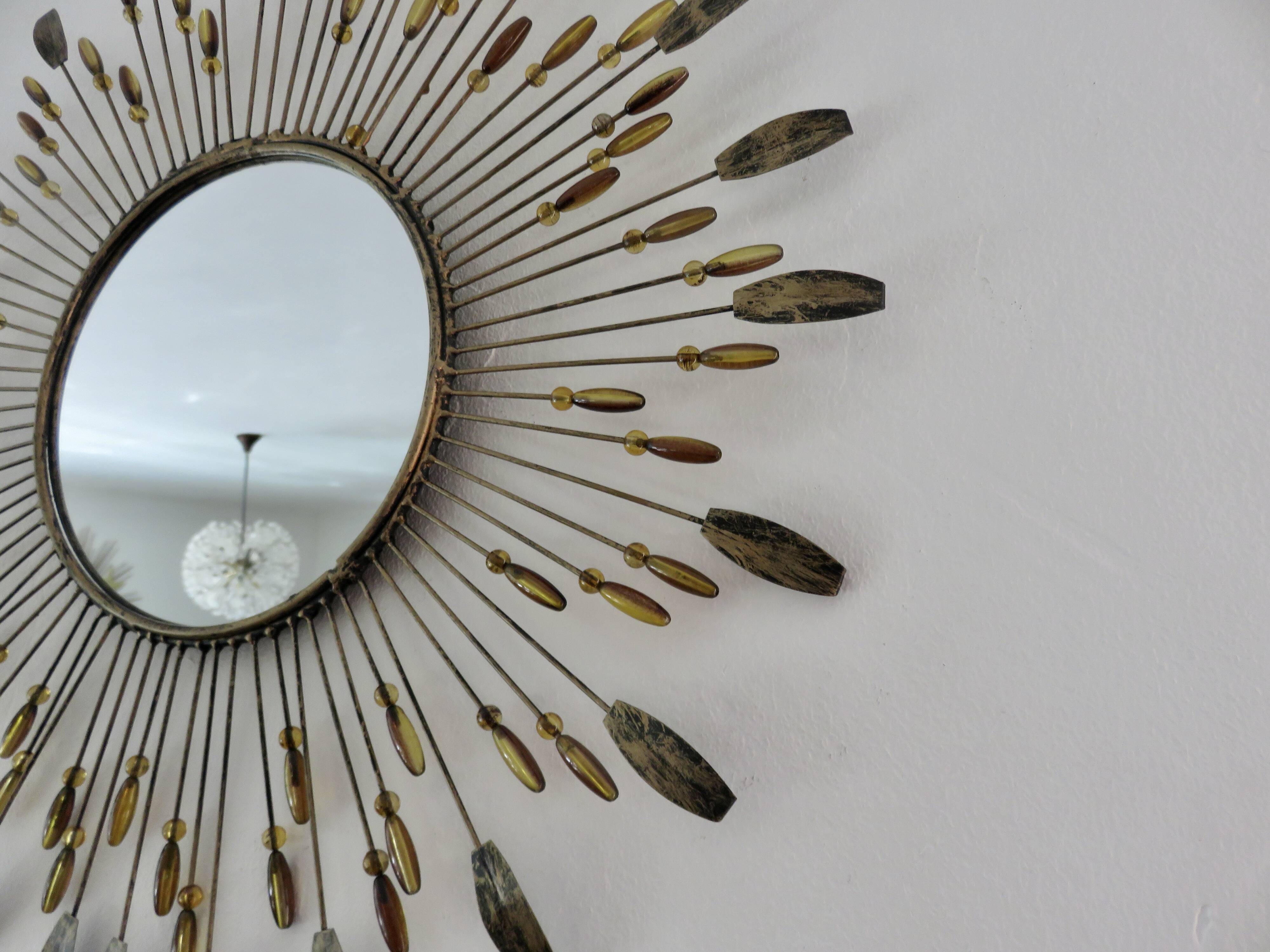 Miroir soleil mural en métal avec perles en résine ambre 1970 style Line Vautrin
