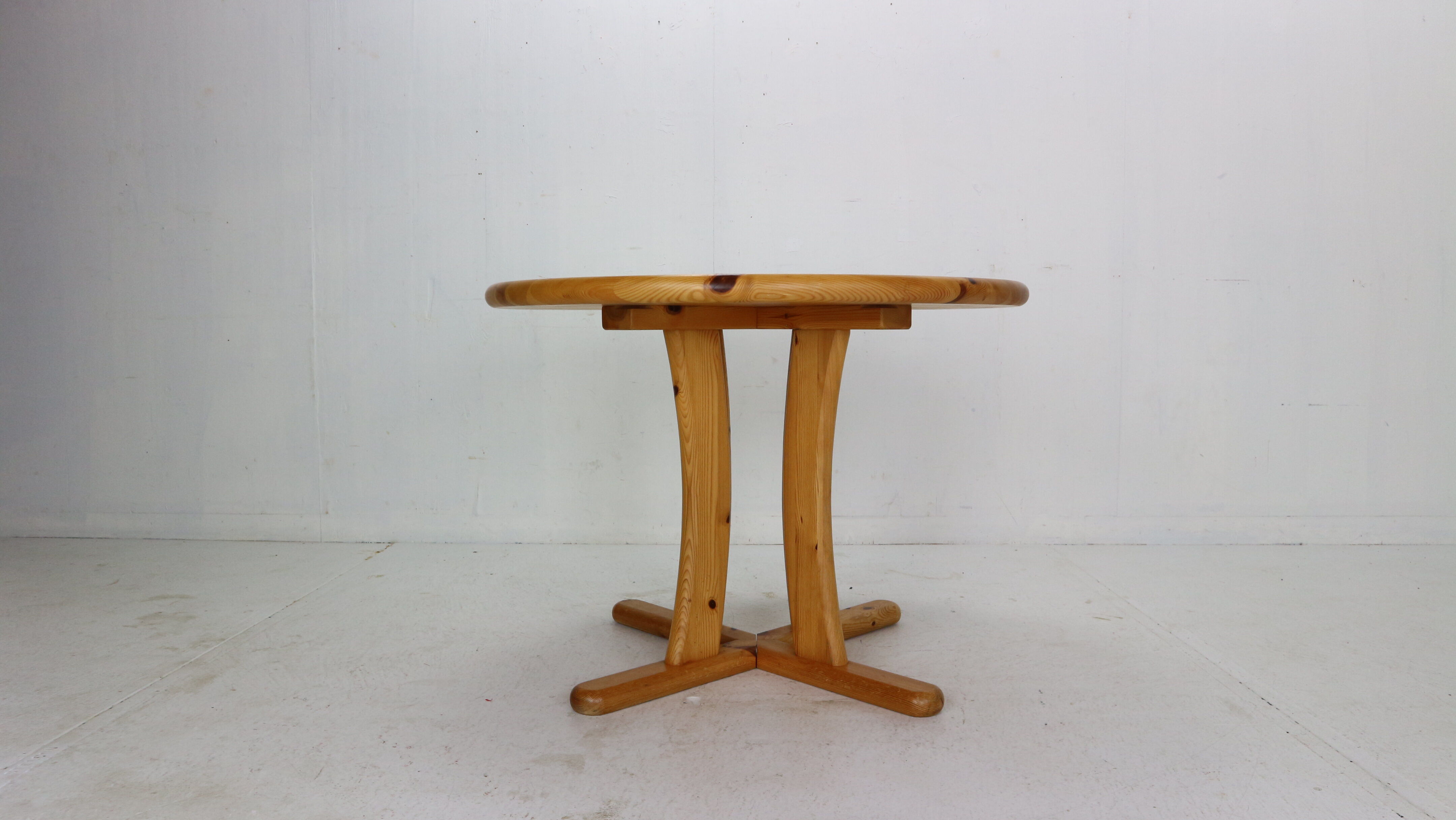 Round Solid Pinewood Dinning Table, 1970's Denmark