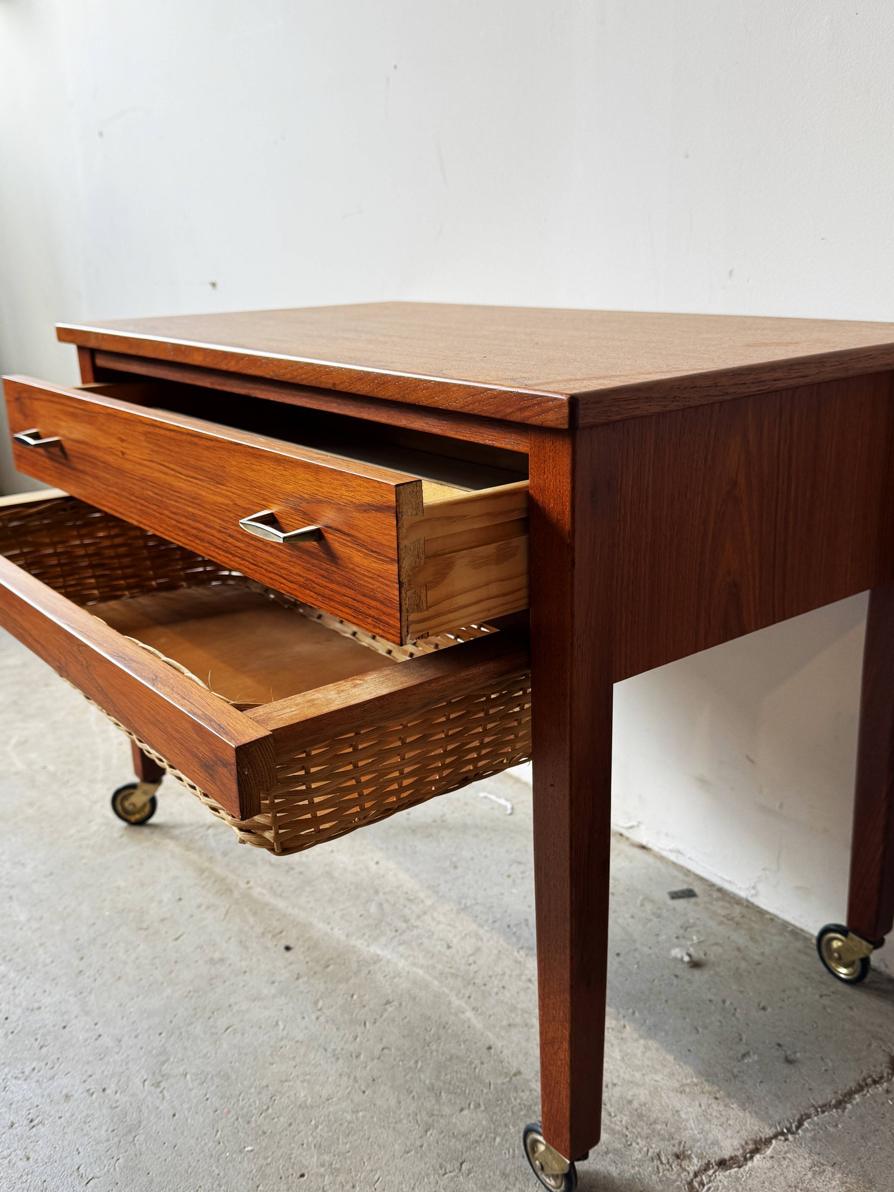 Mobile table/thread stand, Denmark 60s, vintage, mid-c modern