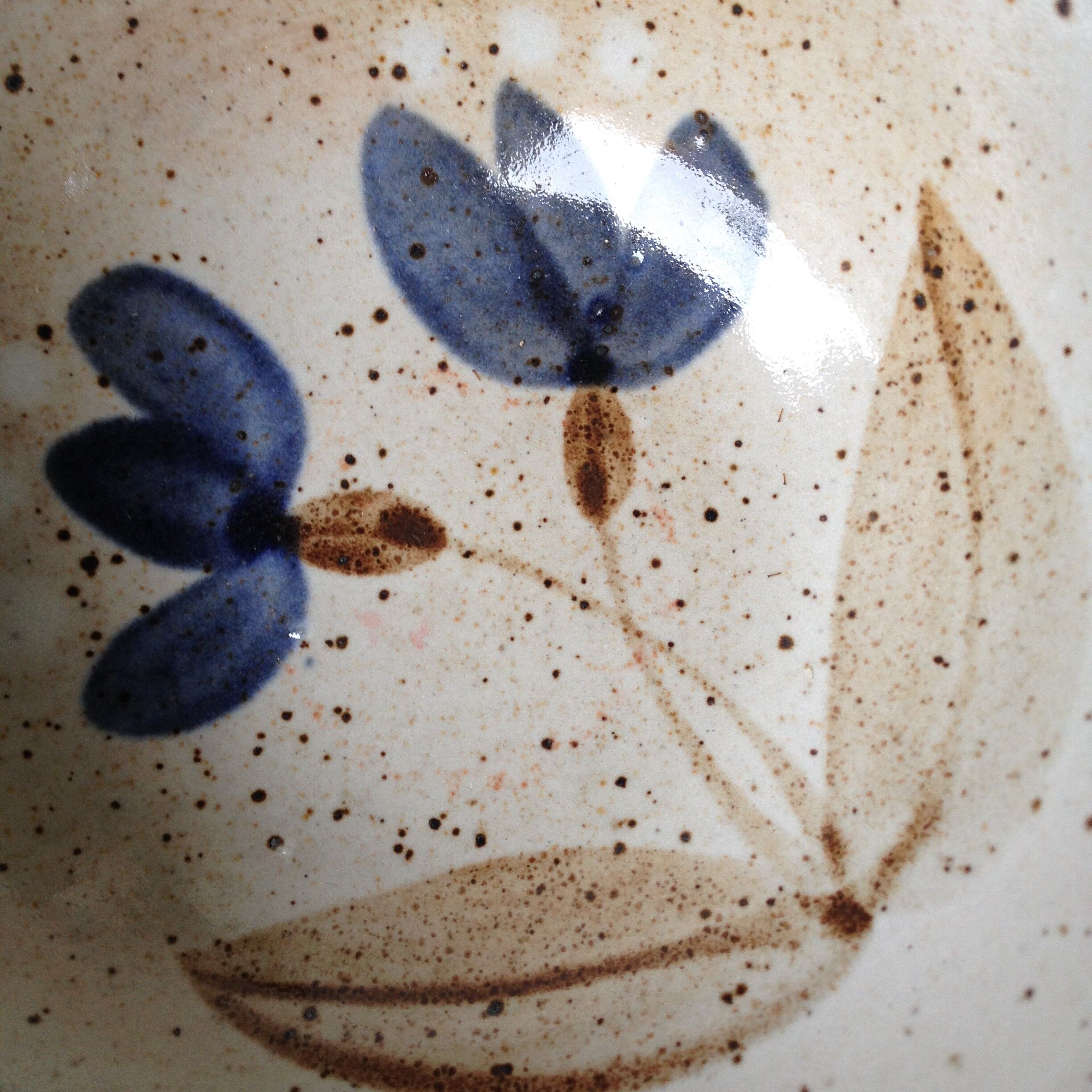 Trio of cups in sandstone of the marais, blue flowers patterns