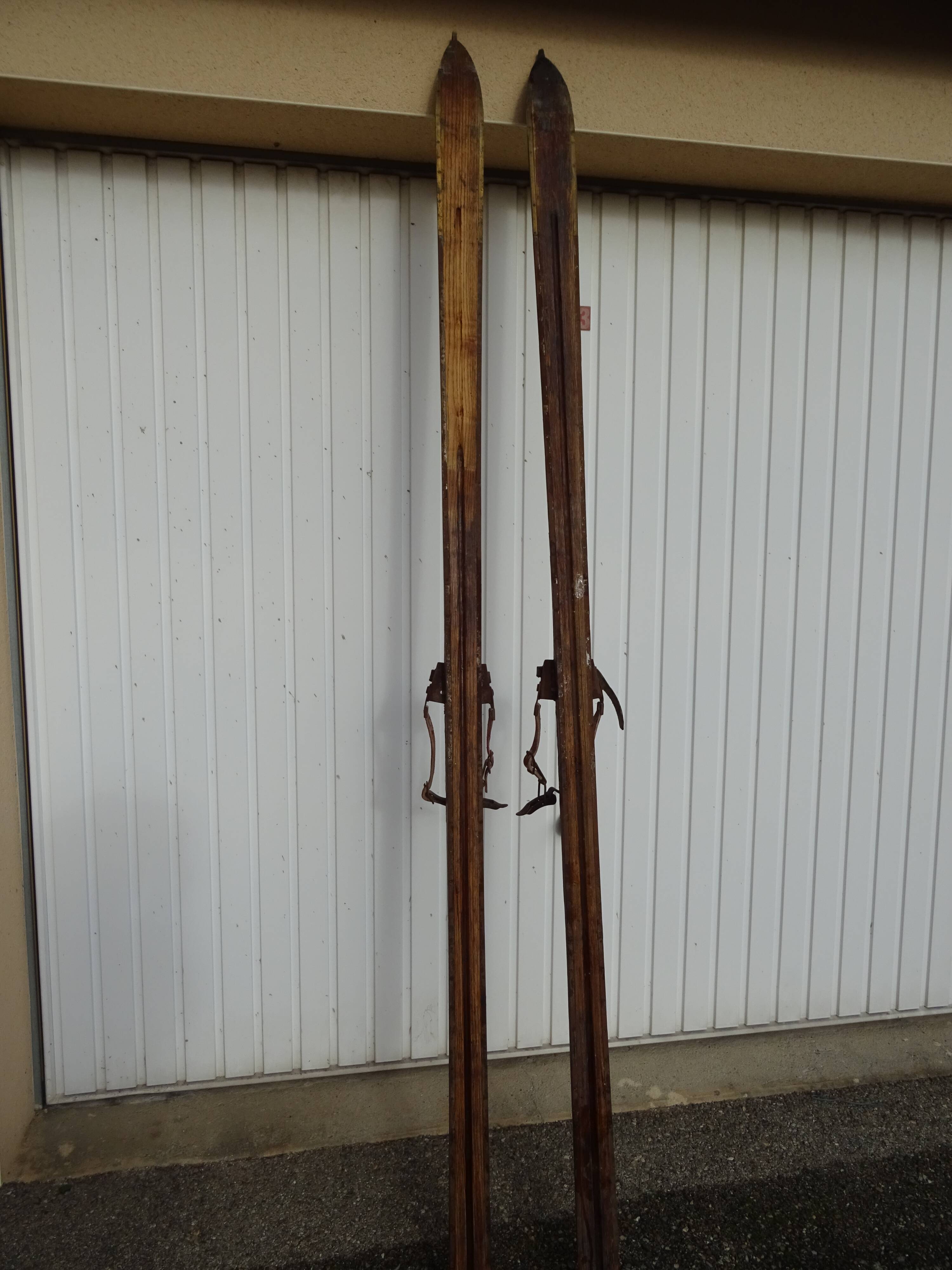 Ancienne paire de skis en bois l'Alpestre