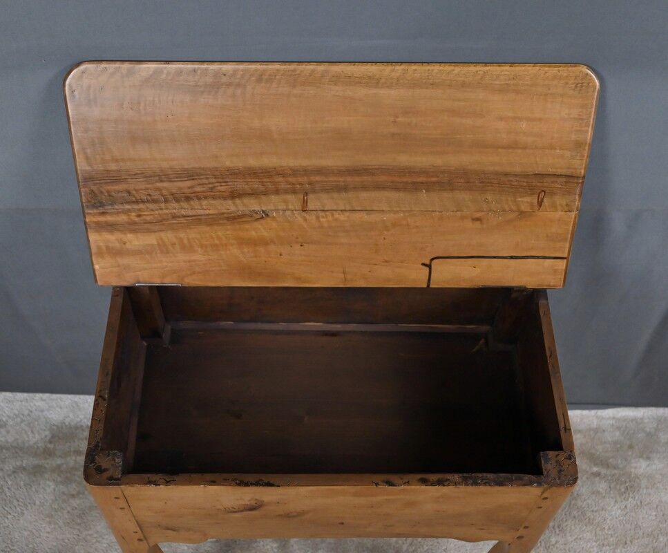 Dough table in walnut and pear wood, Louis XV – XVIII century.