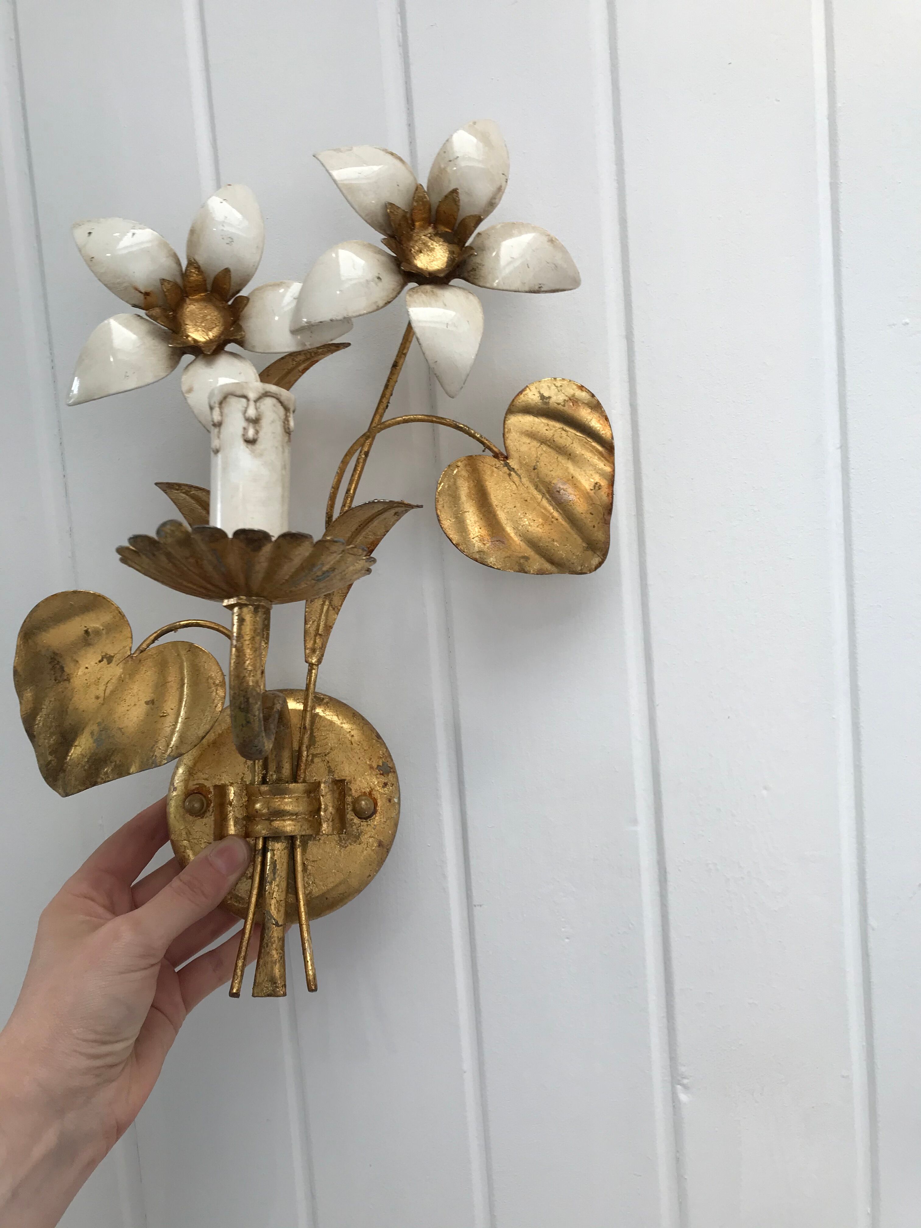 OLIVE BRASS FLOWER WALL LAMP