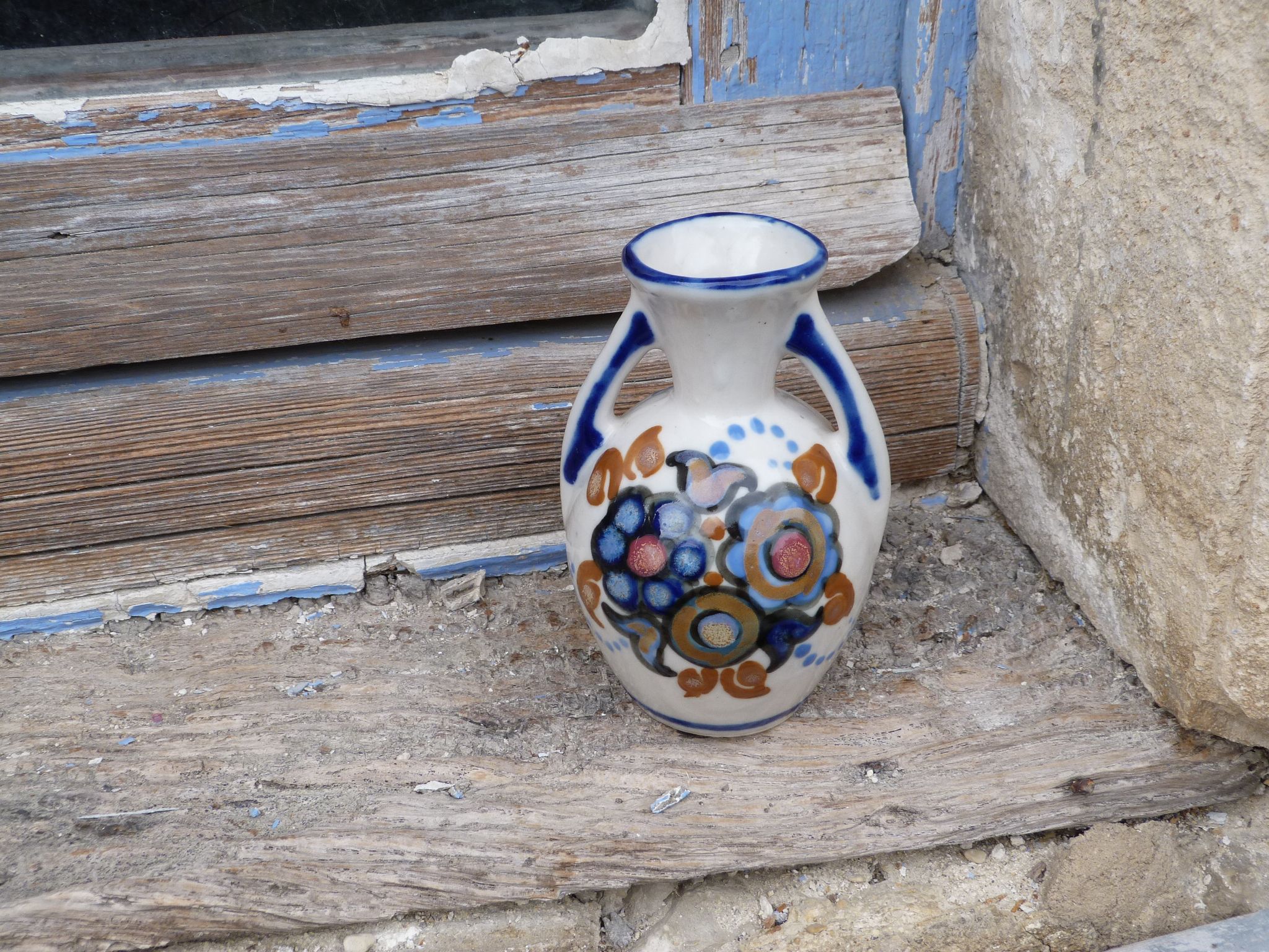 Vase double anses à motifs fleurs signé Alphonse Mouton