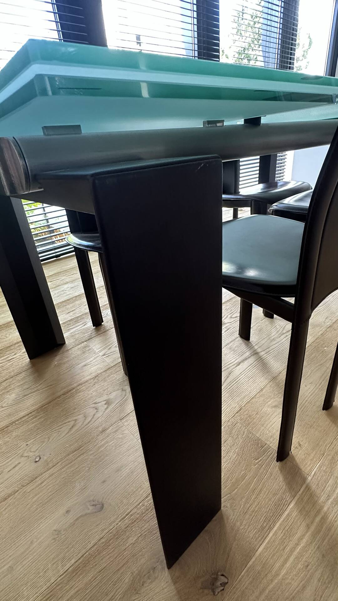 Table de repas extensible modèle Stilt par Decoma Design pour Desalto,