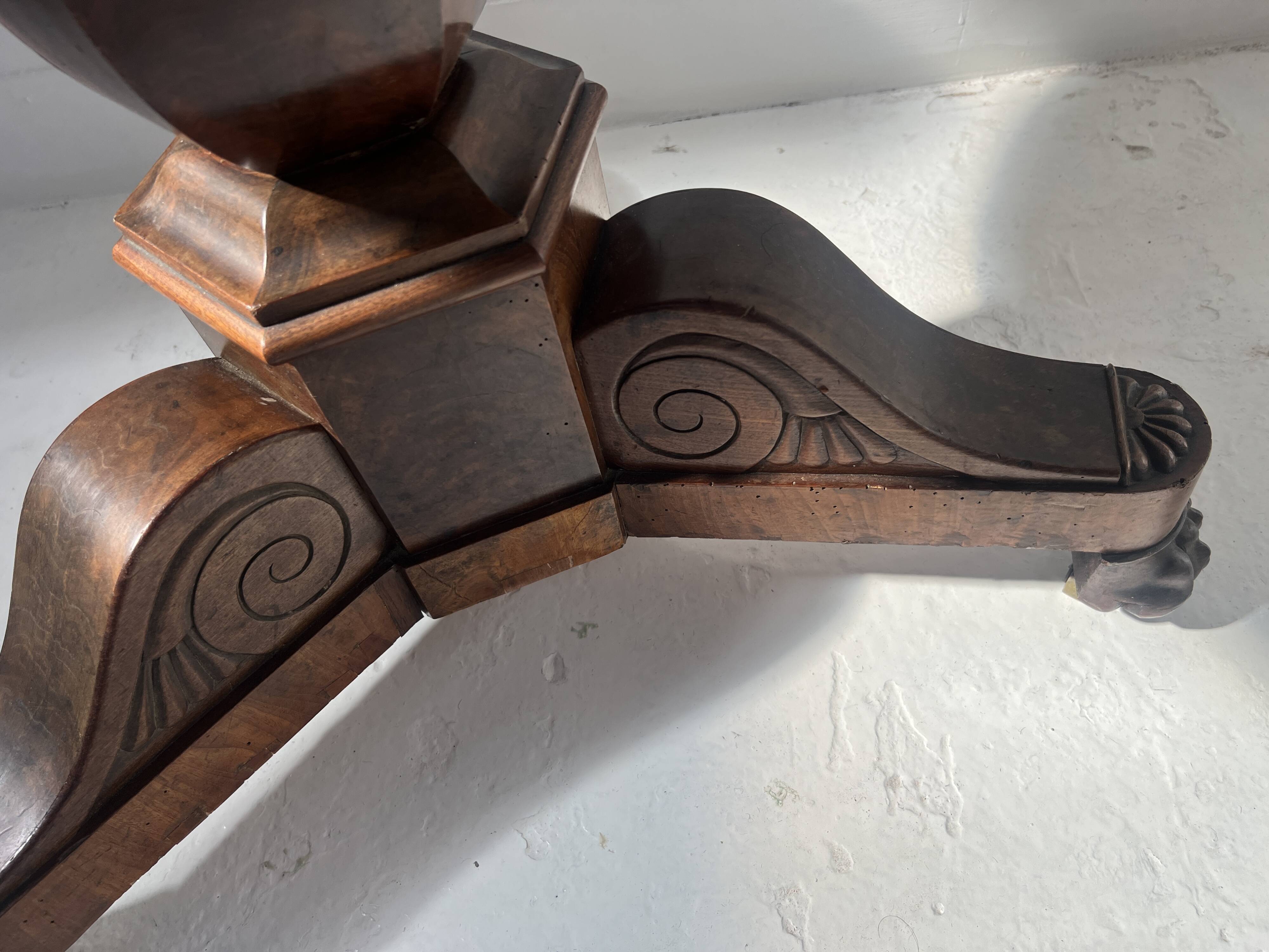 Empire-style mahogany and veneer guéridon, 19th century.