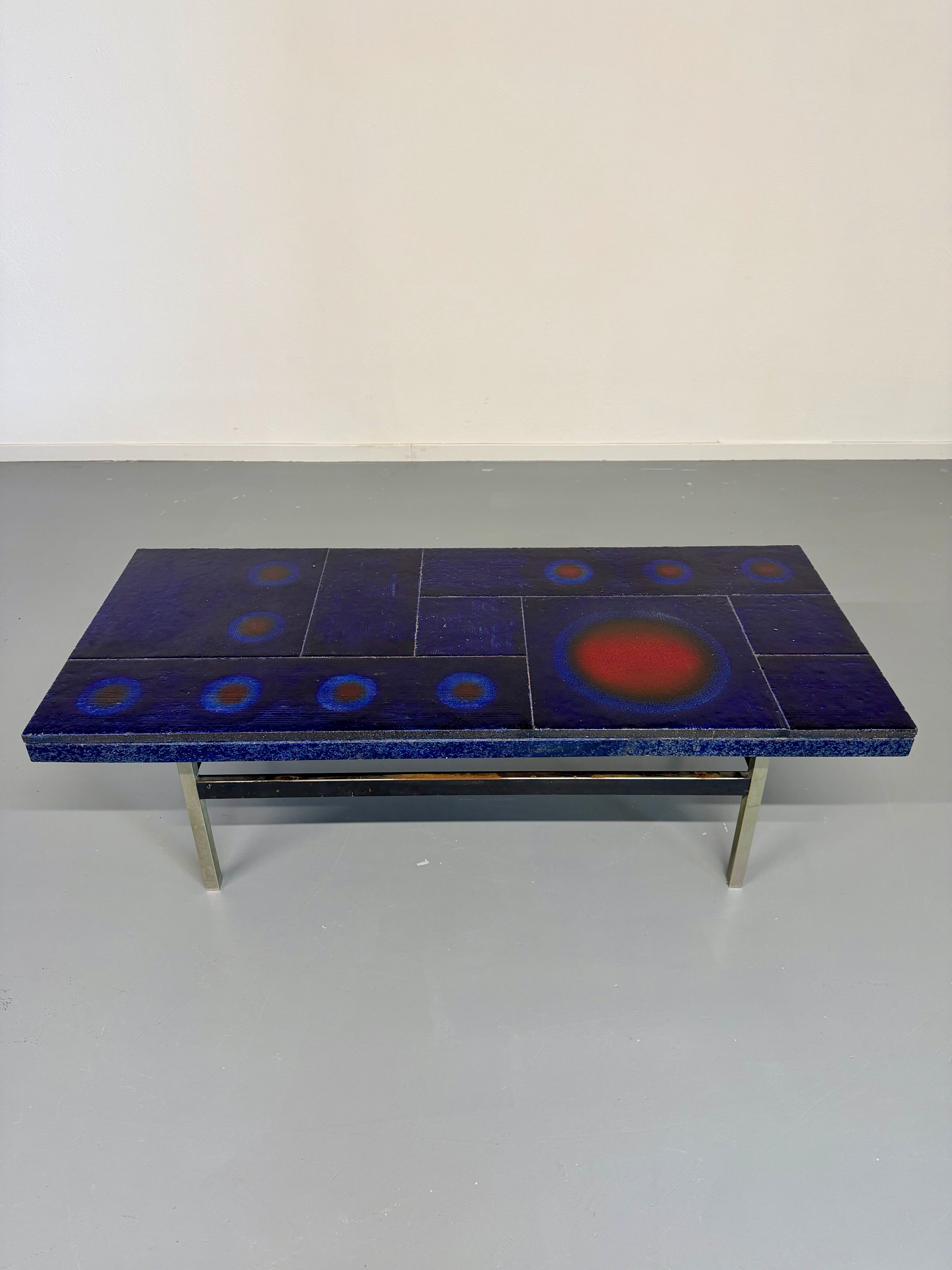 Table basse en céramique émaillée bleue design année 70