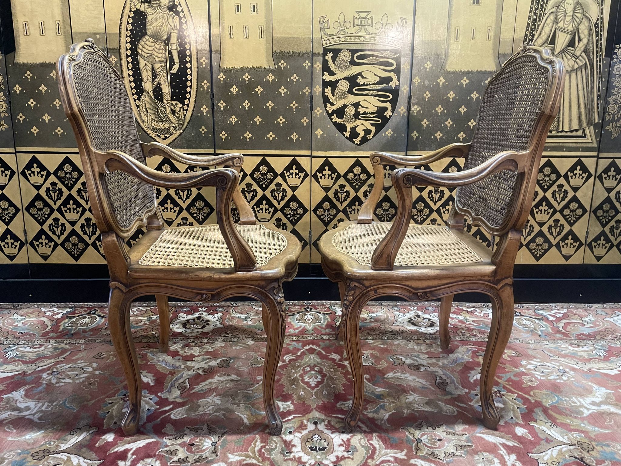 Paire de fauteuil de style Louis XV en cannage