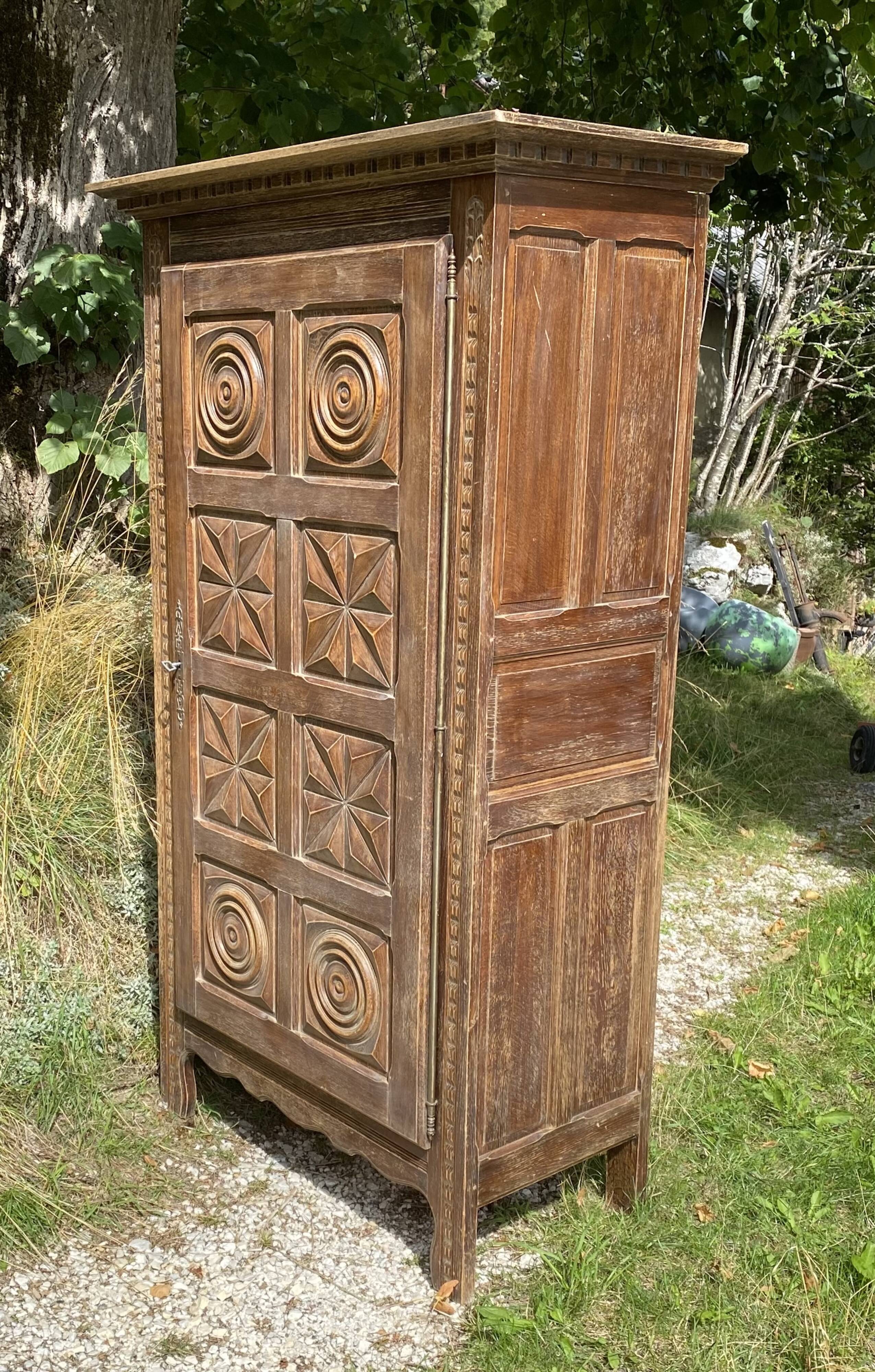 Petite bonnetière vintage 1960 sculptée