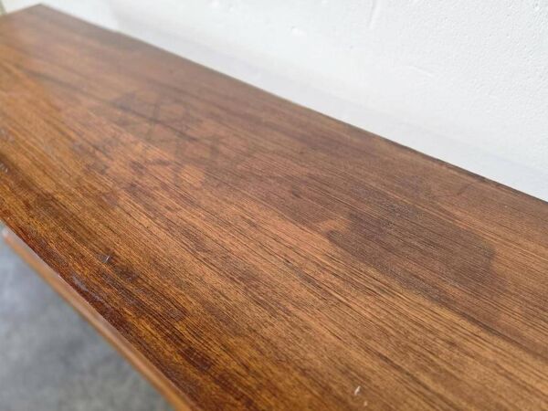 Buffet vintage en bois avec tiroirs blancs en formica