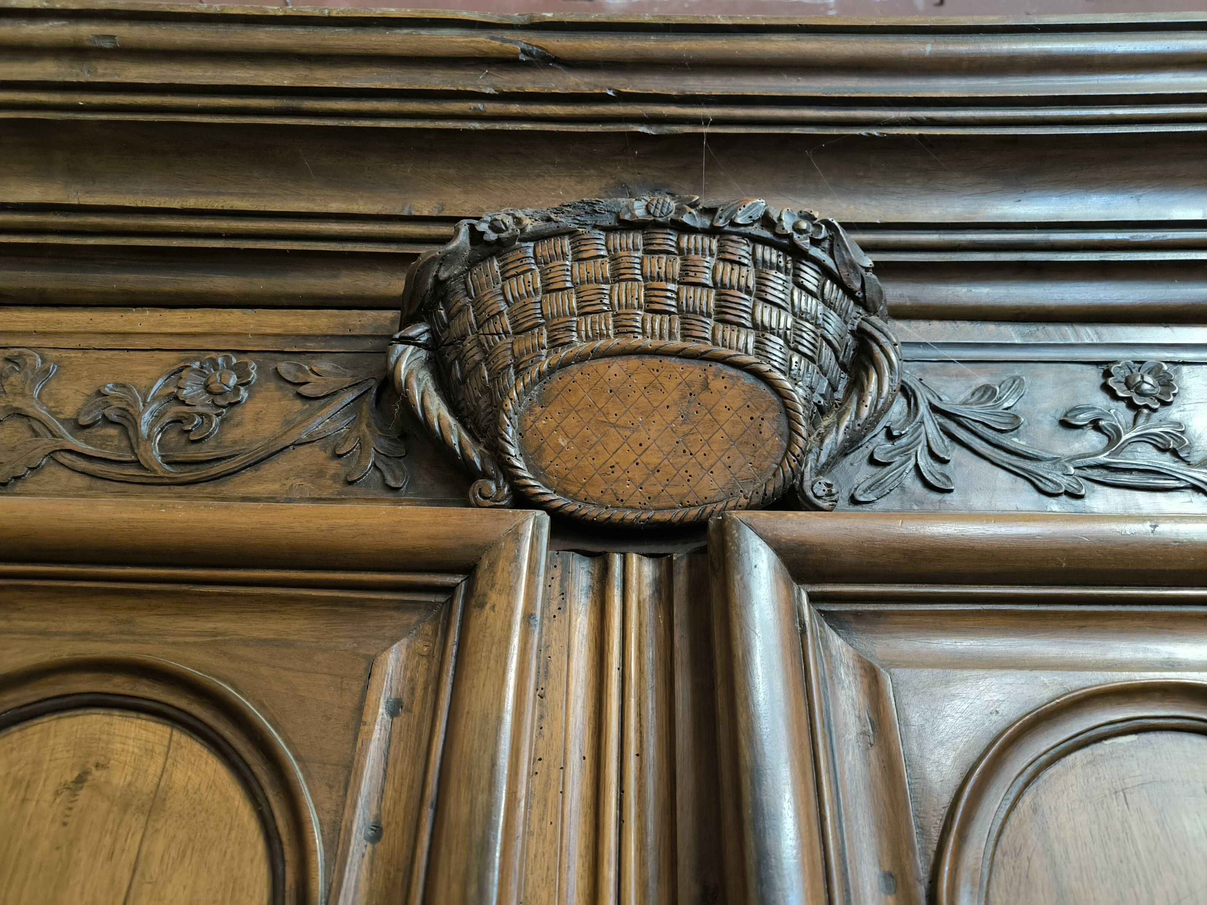 Imposante armoire en noyer