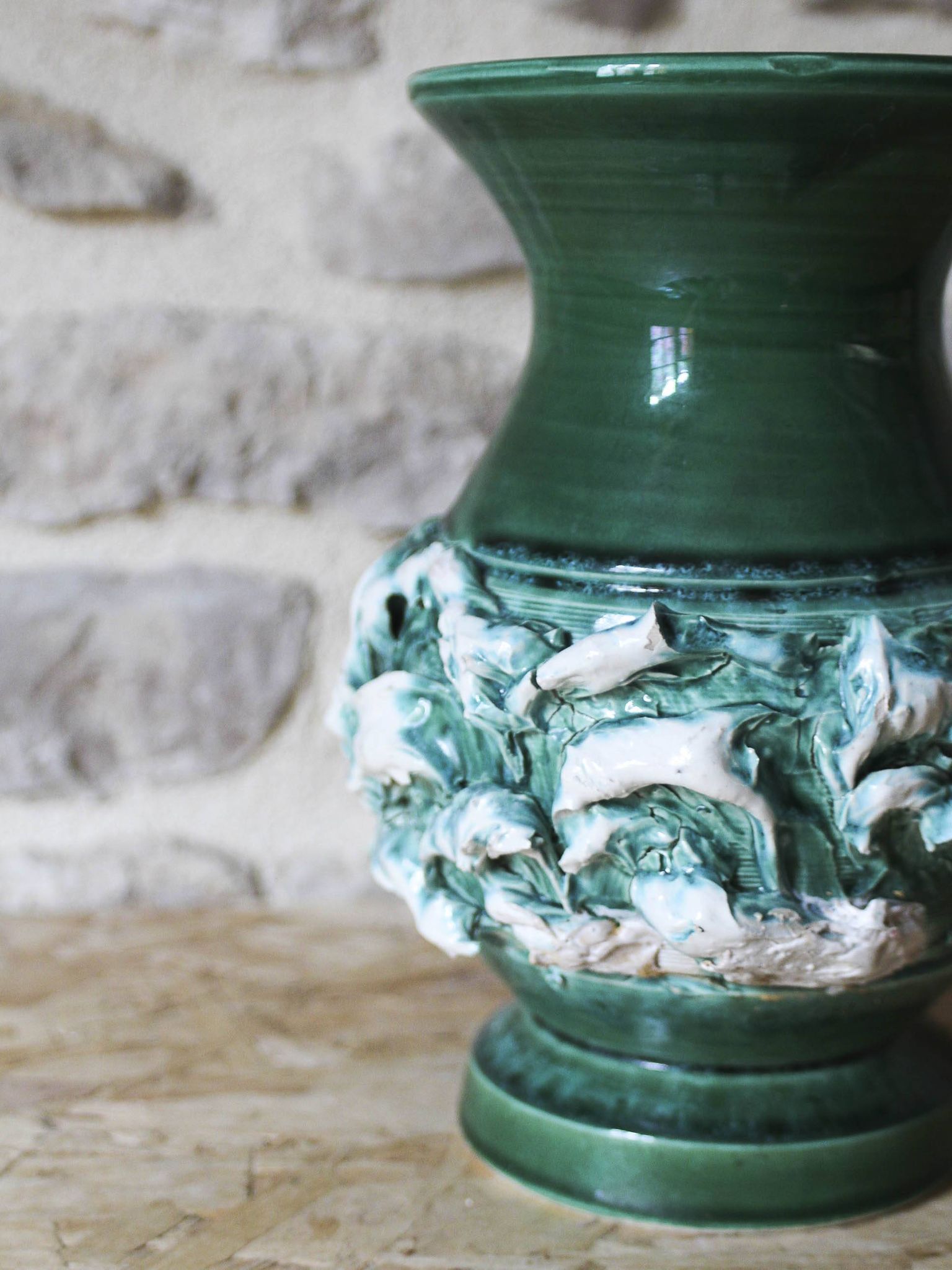 Vase en céramique à décor en barbotine