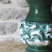 Vase en céramique à décor en barbotine