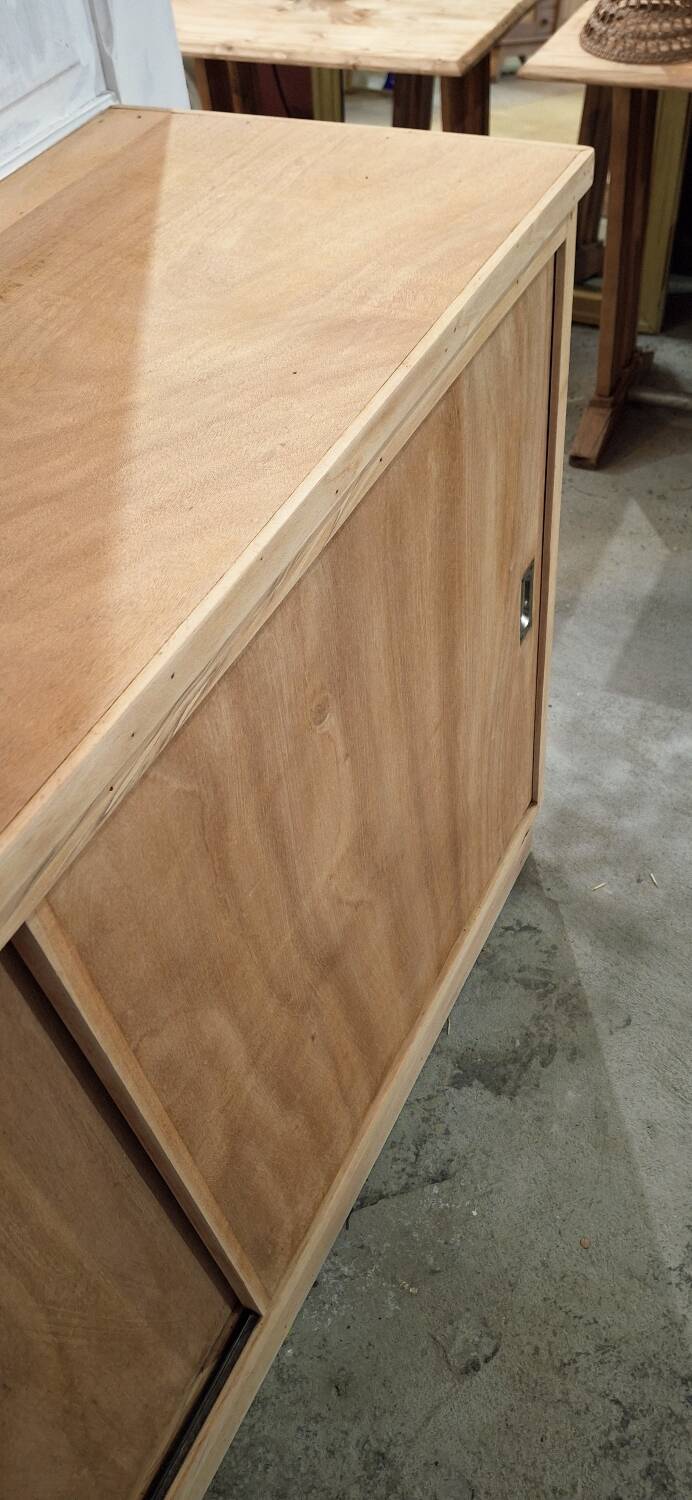 Meuble de métier à portes coulissantes