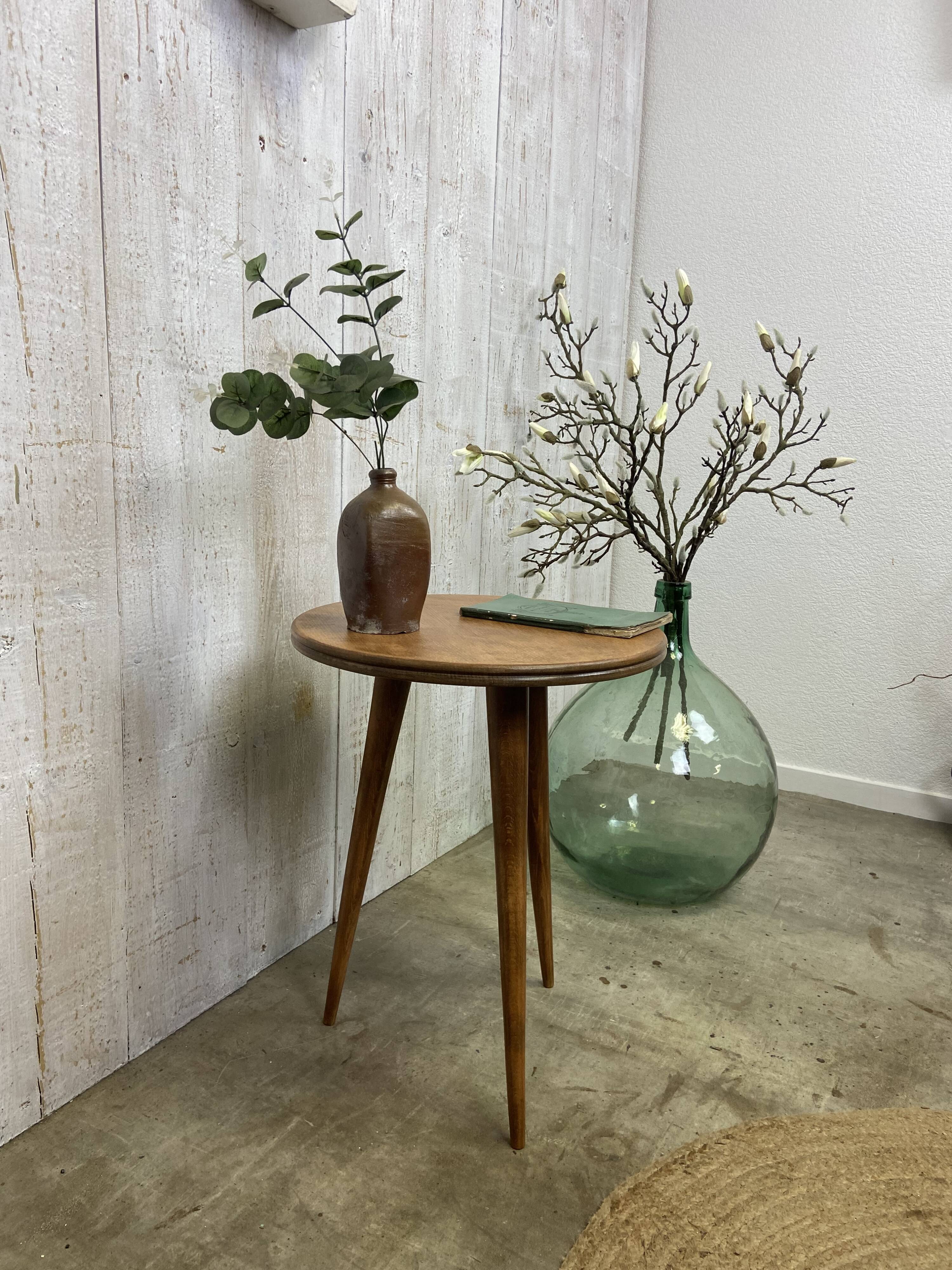 Tripod pedestal table