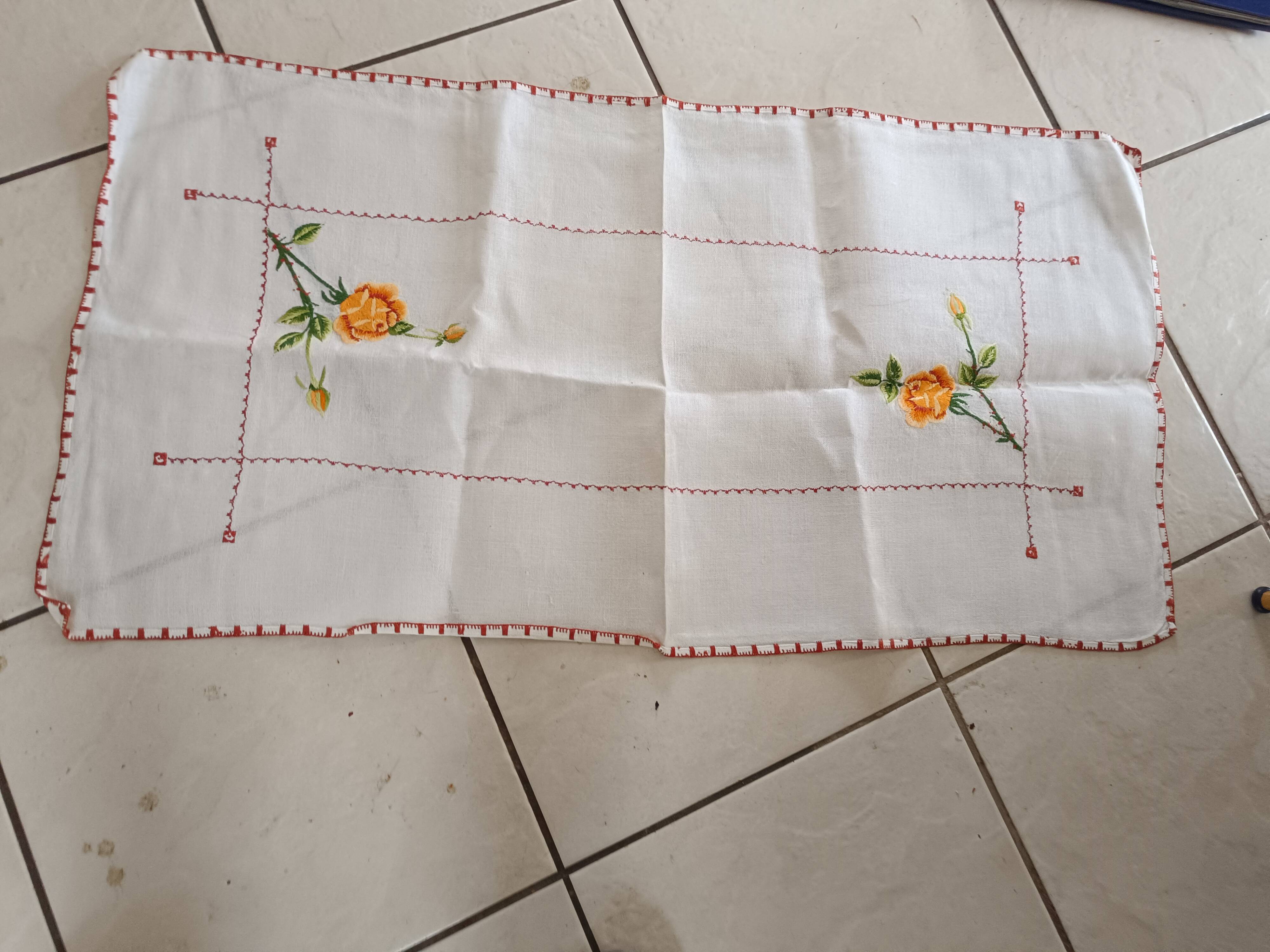 Table centerpiece, hand embroidered.