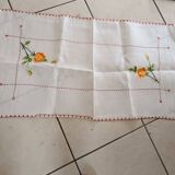 Nappe centre de table, brodée main.