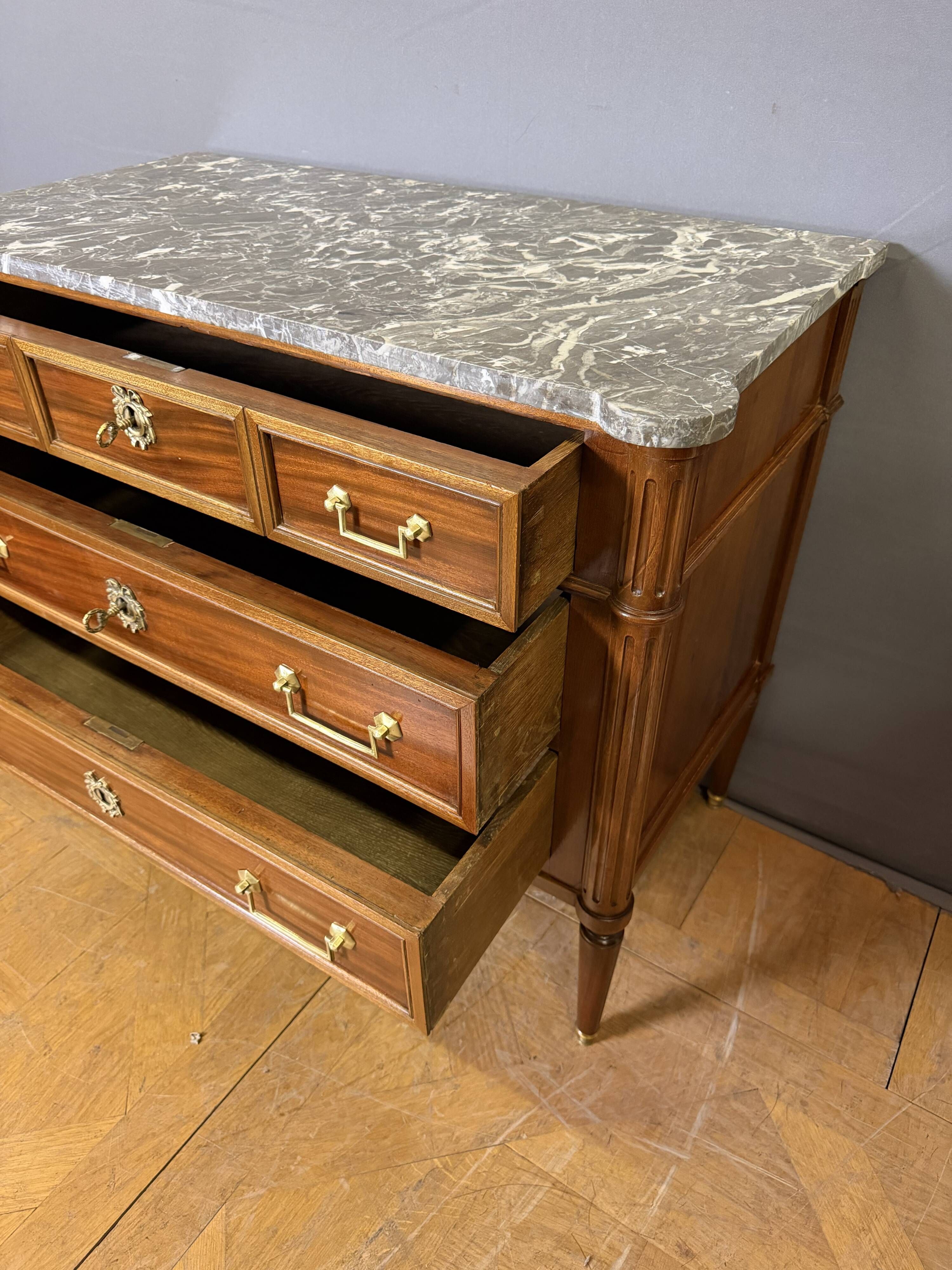 Louis XVI commode from the 19th century in walnut.