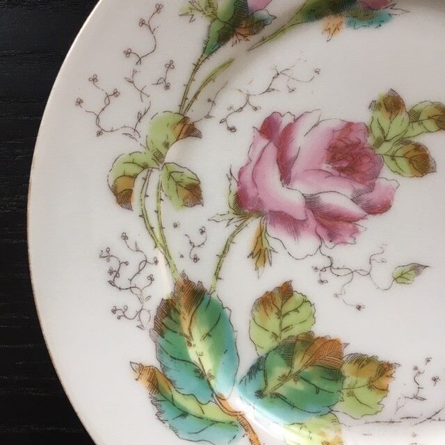 Retro floral decorative plate