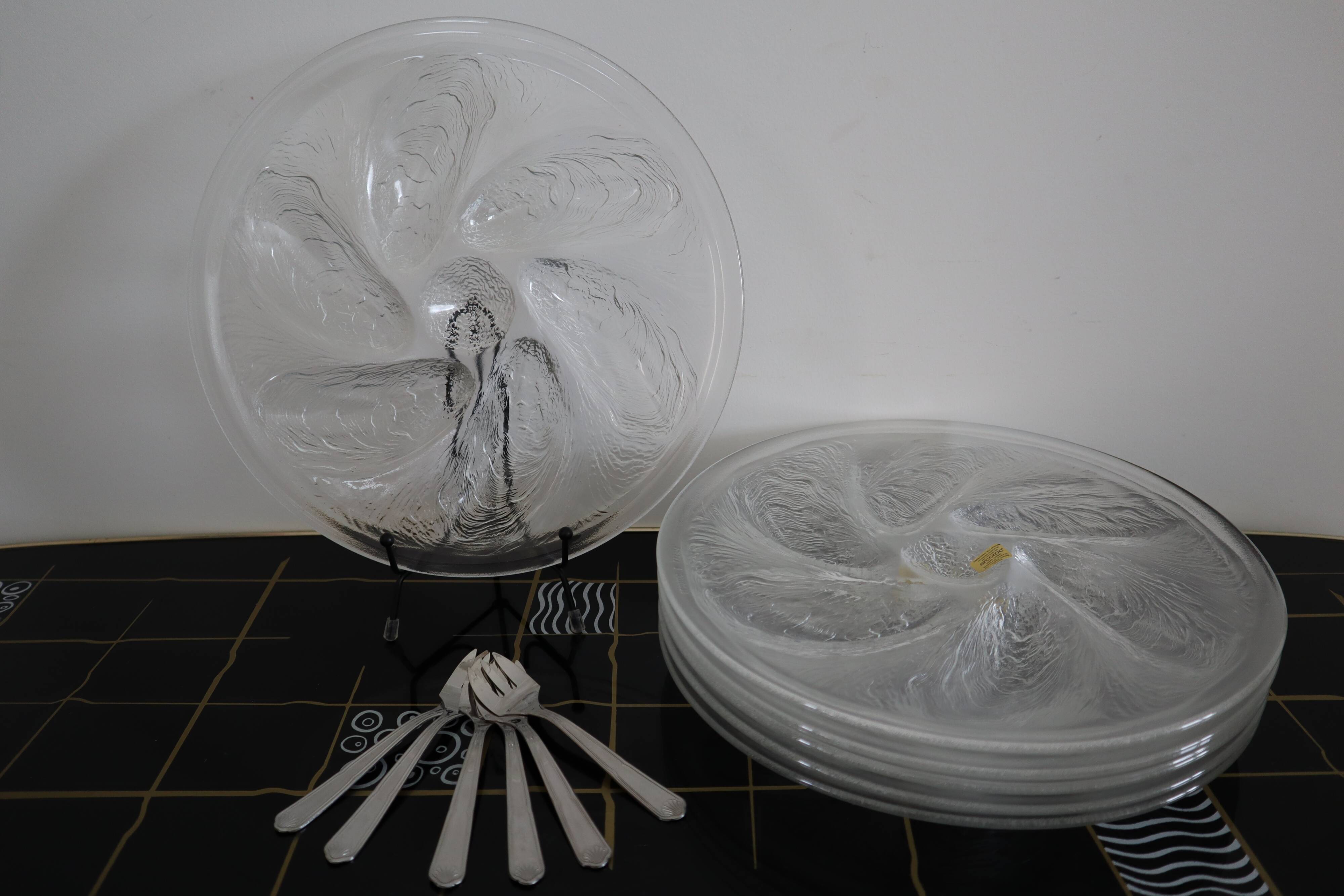 6 oyster plates and its 6 embossed glass forks, 1970s