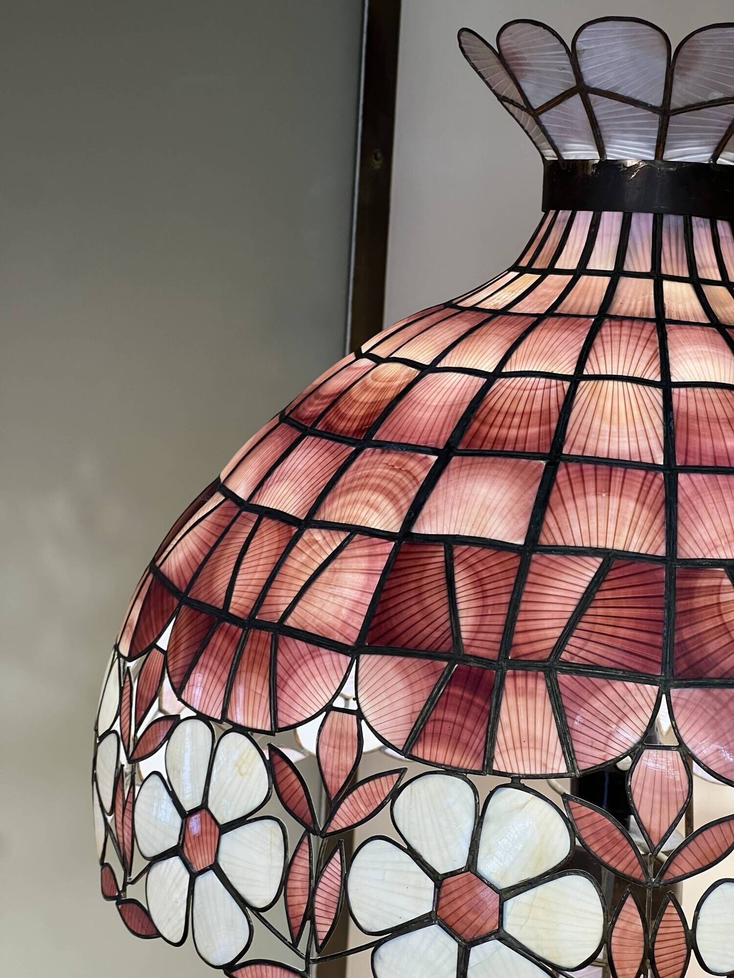 Tiffany-style lamp in mother-of-pearl.
