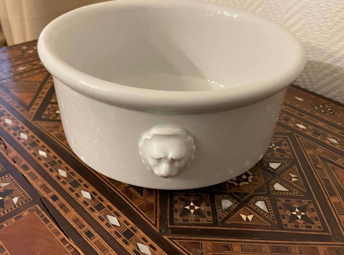 Lion's head salad bowl
