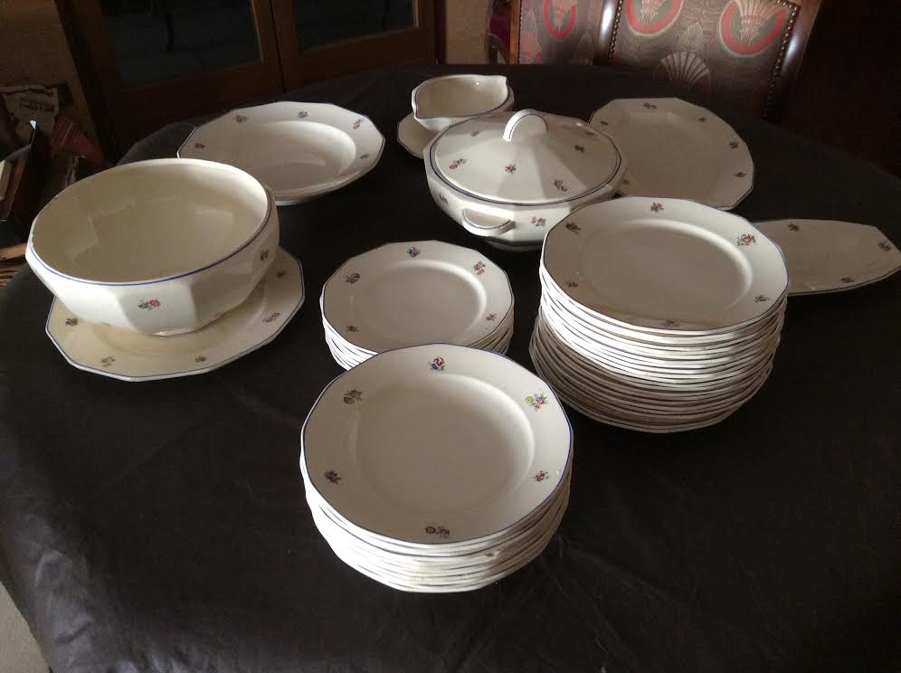 Service en demi porcelaine 52 pièces