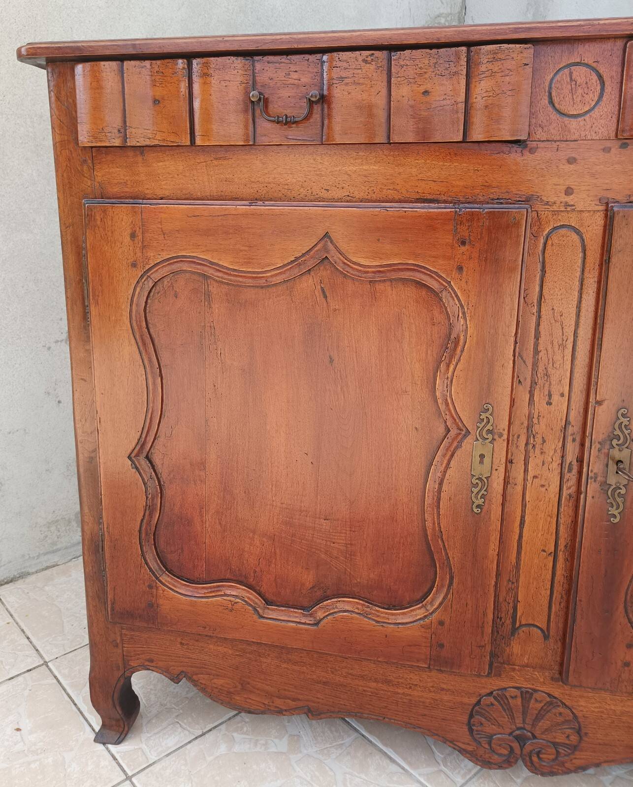 Louis XV walnut buffet from the 18th century.