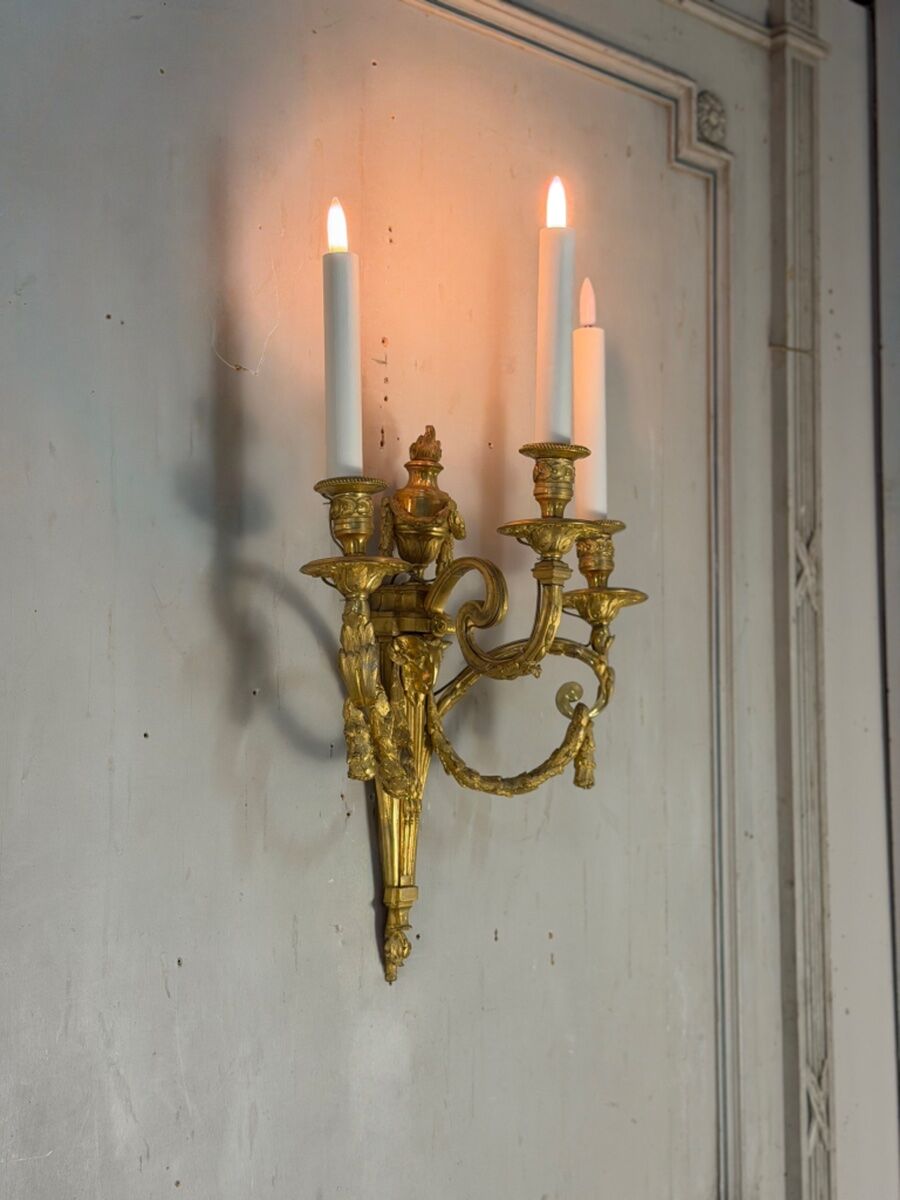 Paire d’appliques en bronze doré de style Louis XVI vers 1880