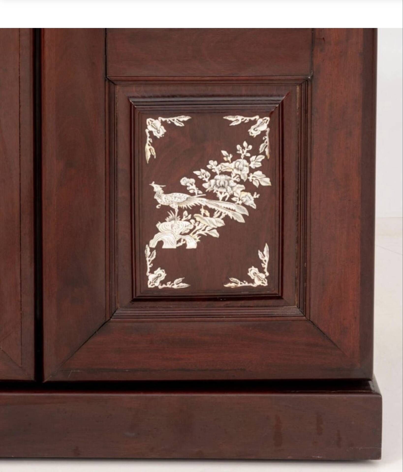 Bar cabinet in rosewood and mother-of-pearl – handcrafted.